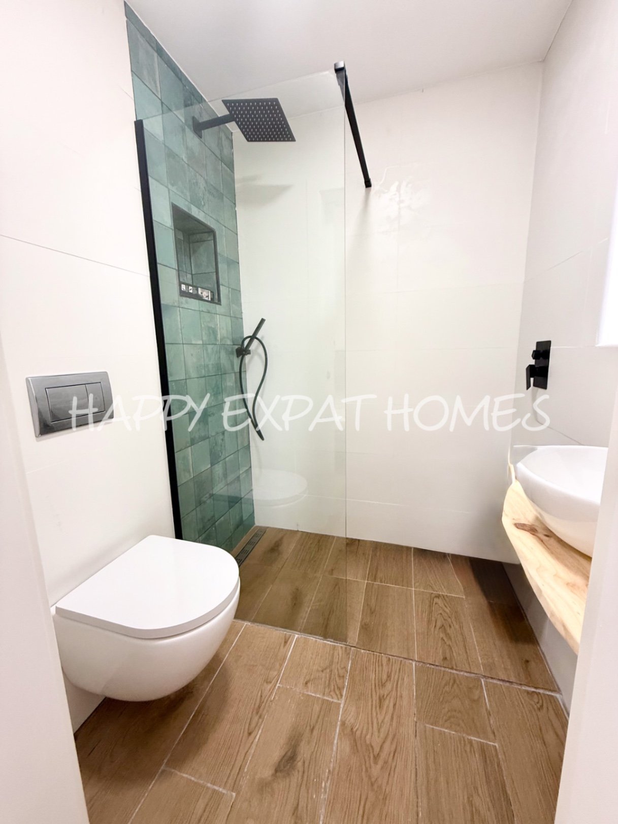 Eingebettet in den ruhigen Hügeln von Olivella, bietet diese schöne Villa die perfekte Kombination aus Ruhe, Raum und mediterranem Charme. Das Anwesen