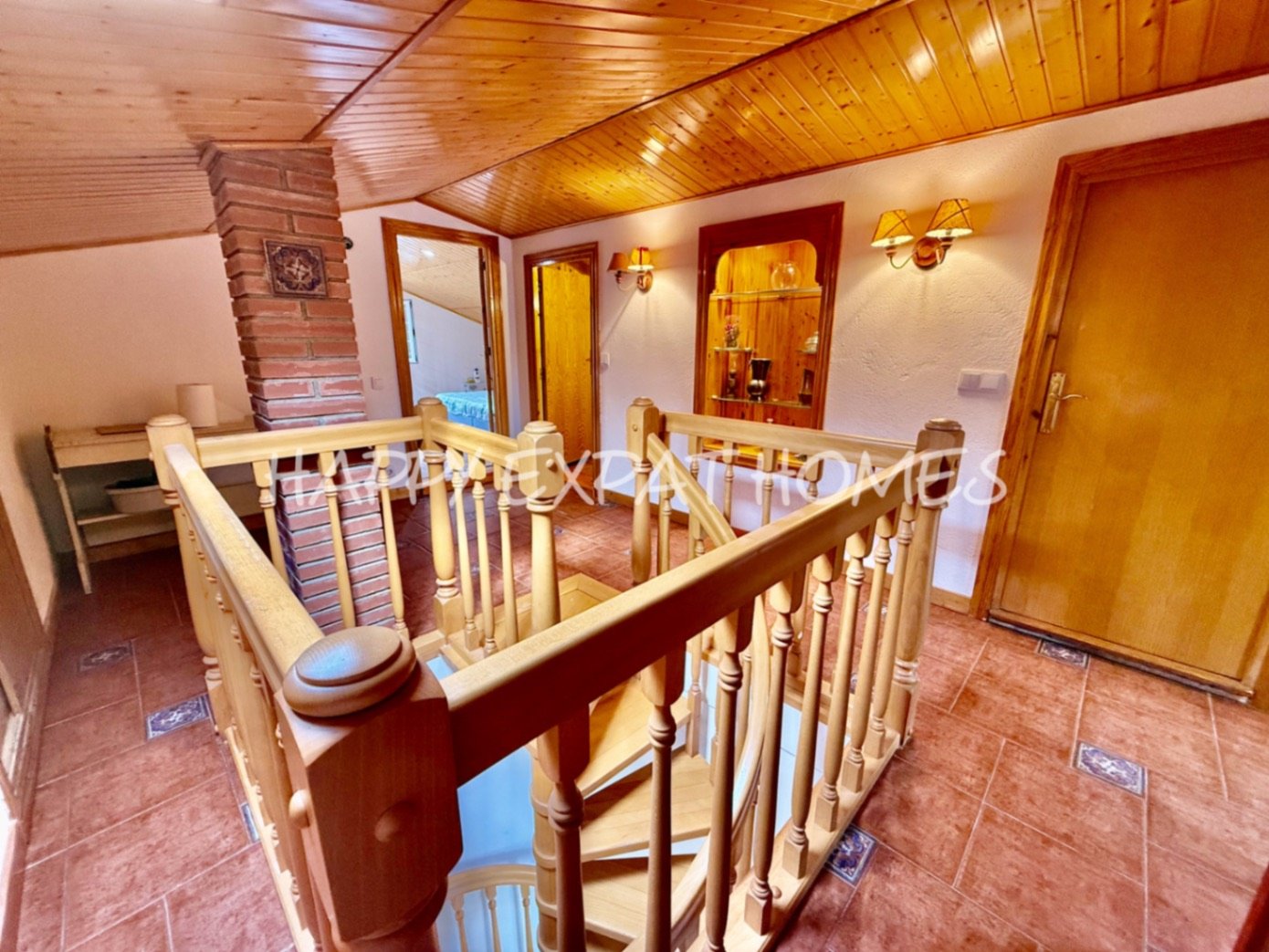 Eingebettet in den ruhigen Hügeln von Olivella, bietet diese schöne Villa die perfekte Kombination aus Ruhe, Raum und mediterranem Charme. Das Anwesen