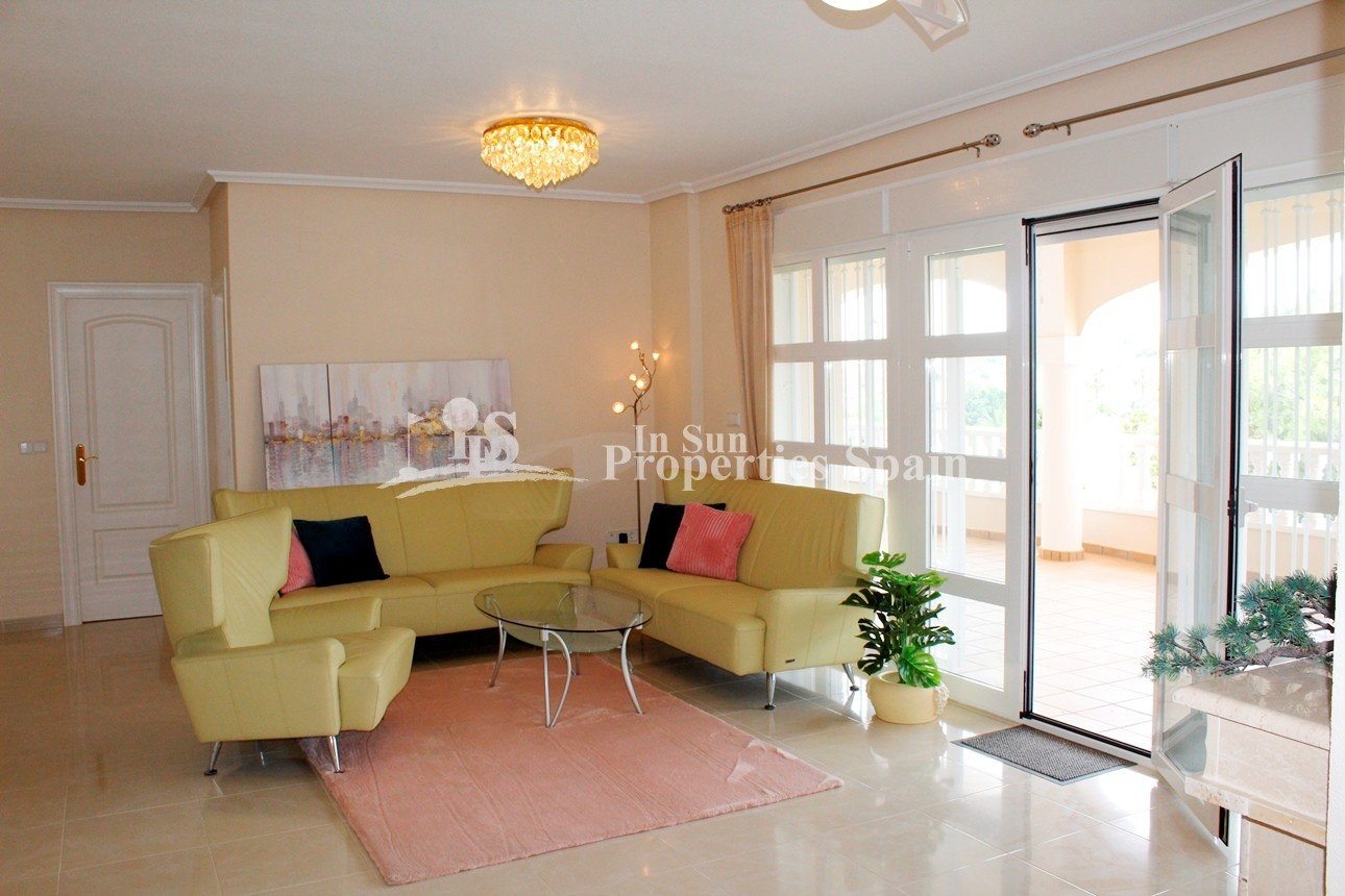 Wunderschöne Villa mit Blick auf den Golfplatz Campo de Campoamor, in einer schönen ruhigen Straße gelegen, ist diese außergewöhnliche fr