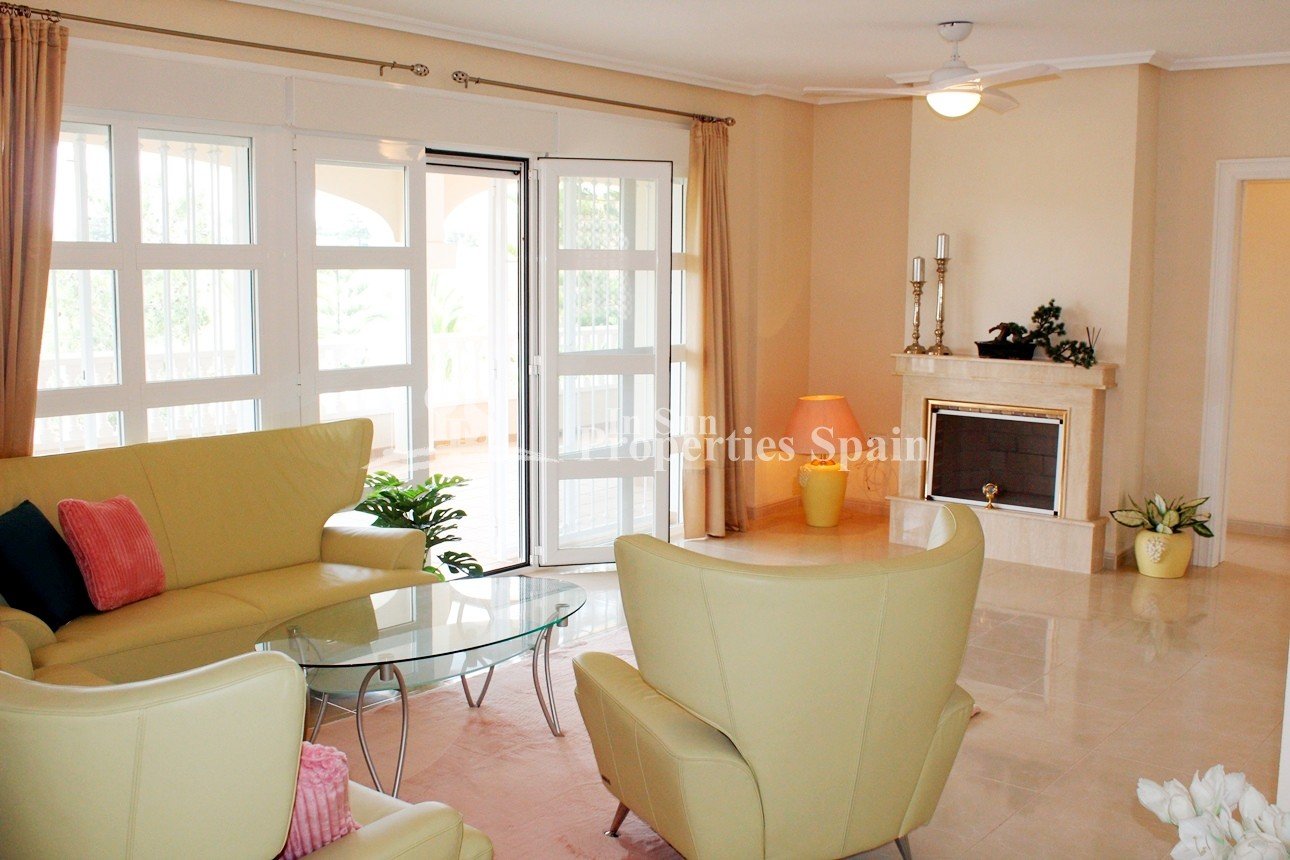 Wunderschöne Villa mit Blick auf den Golfplatz Campo de Campoamor, in einer schönen ruhigen Straße gelegen, ist diese außergewöhnliche fr