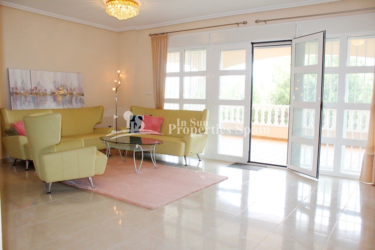 Wunderschöne Villa mit Blick auf den Golfplatz Campo de Campoamor, in einer schönen ruhigen Straße gelegen, ist diese außergewöhnliche fr