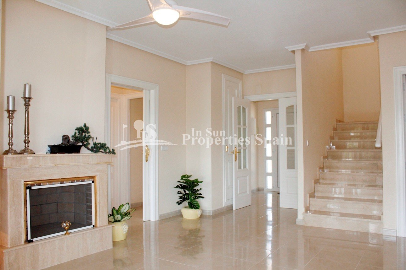 Wunderschöne Villa mit Blick auf den Golfplatz Campo de Campoamor, in einer schönen ruhigen Straße gelegen, ist diese außergewöhnliche fr