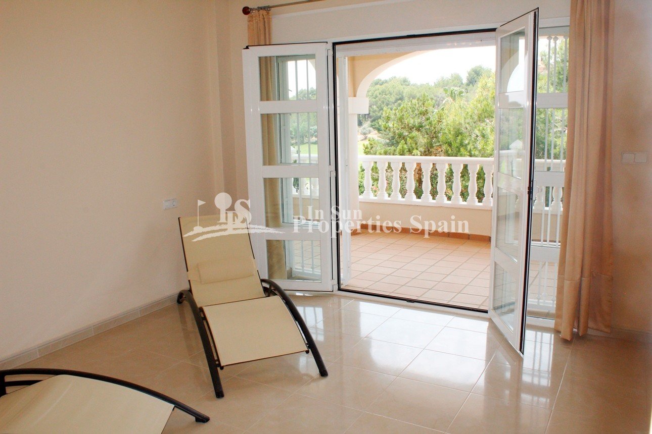 Wunderschöne Villa mit Blick auf den Golfplatz Campo de Campoamor, in einer schönen ruhigen Straße gelegen, ist diese außergewöhnliche fr