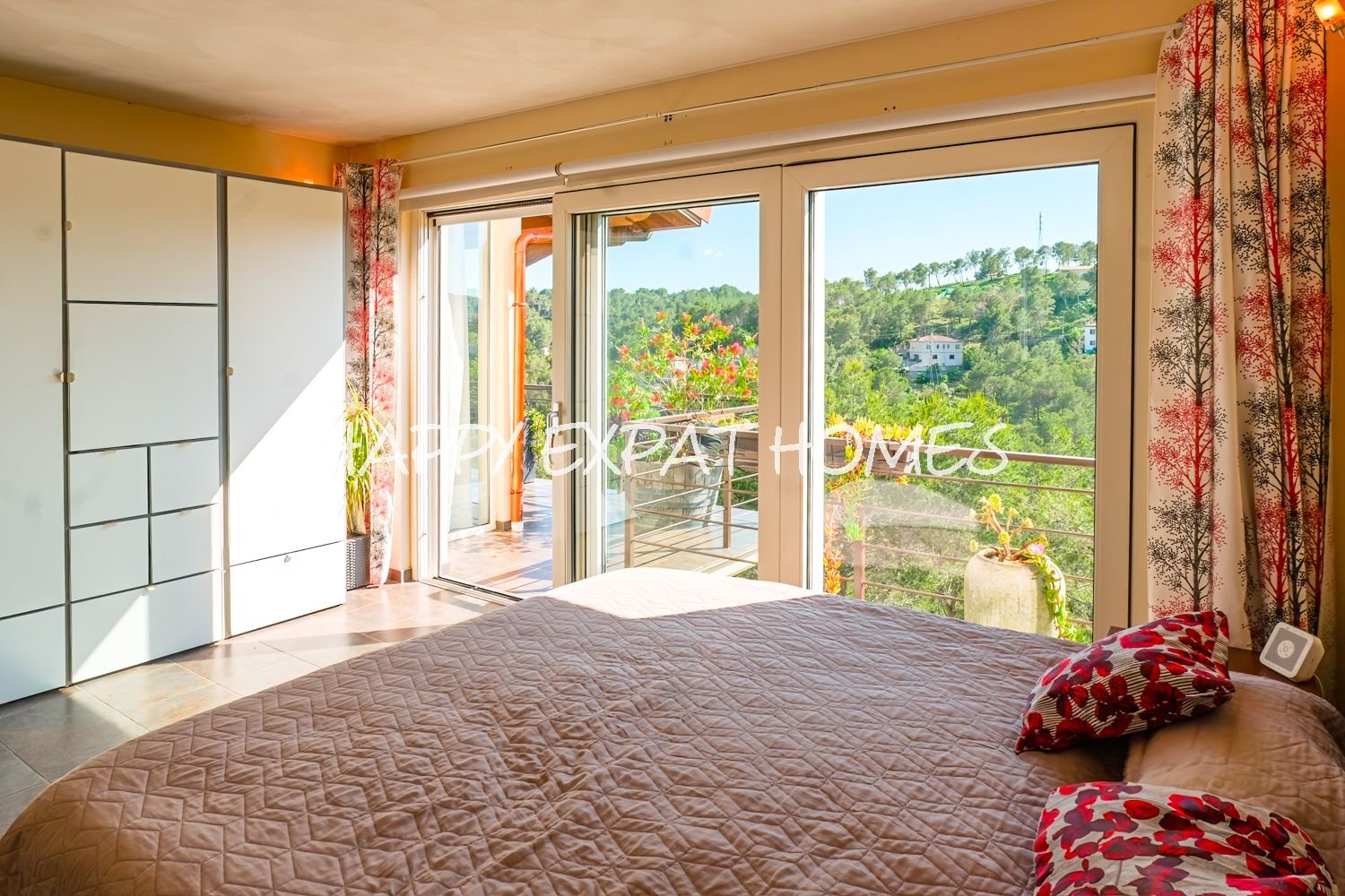 Geräumige Villa mit Gästeapartment und Pool in Olivella – CAN SURIA (Sitges Hills)
Dieses große Haus mit 475 m² befindet sich in der ruhigen Urbanisat