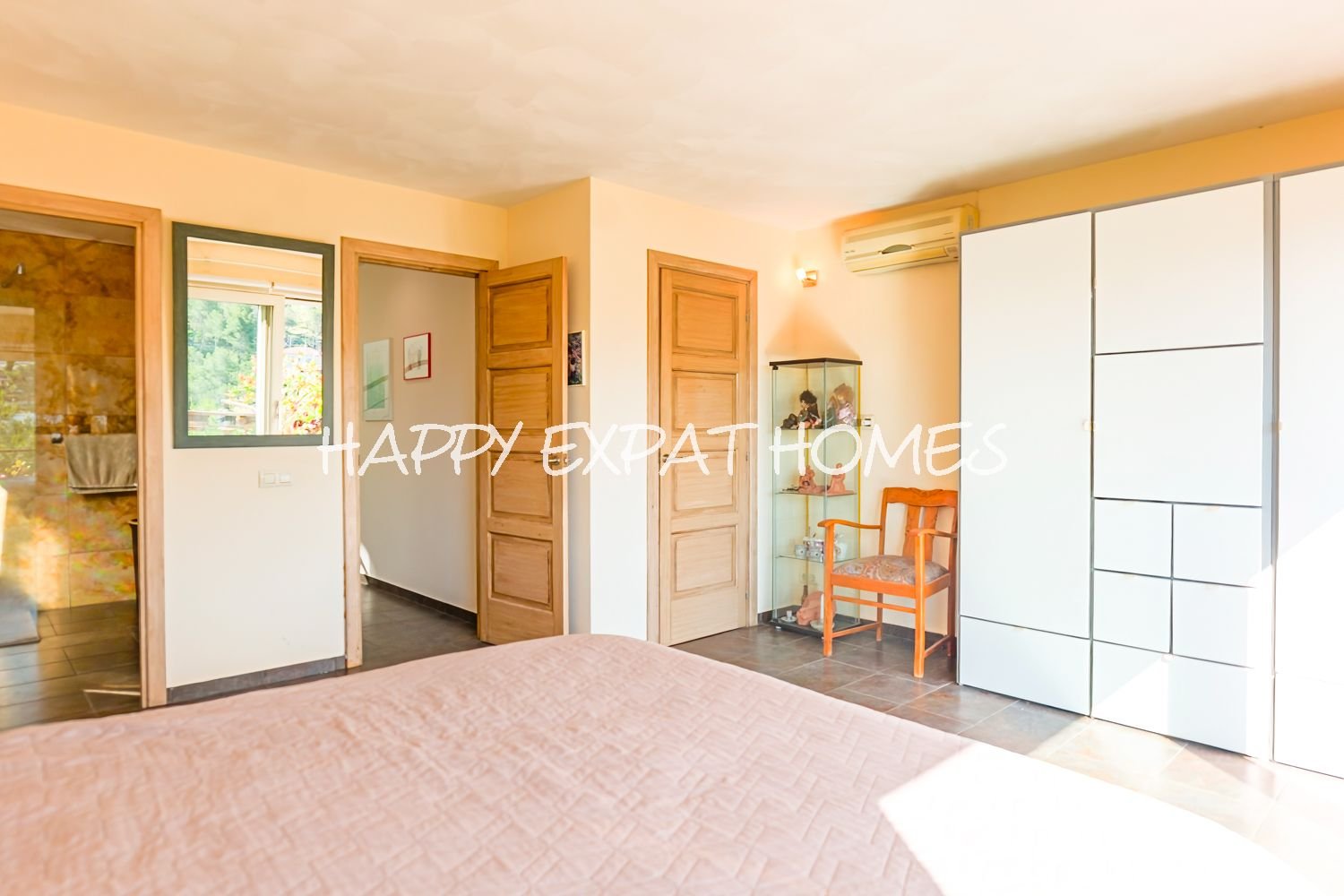 Geräumige Villa mit Gästeapartment und Pool in Olivella – CAN SURIA (Sitges Hills)
Dieses große Haus mit 475 m² befindet sich in der ruhigen Urbanisat