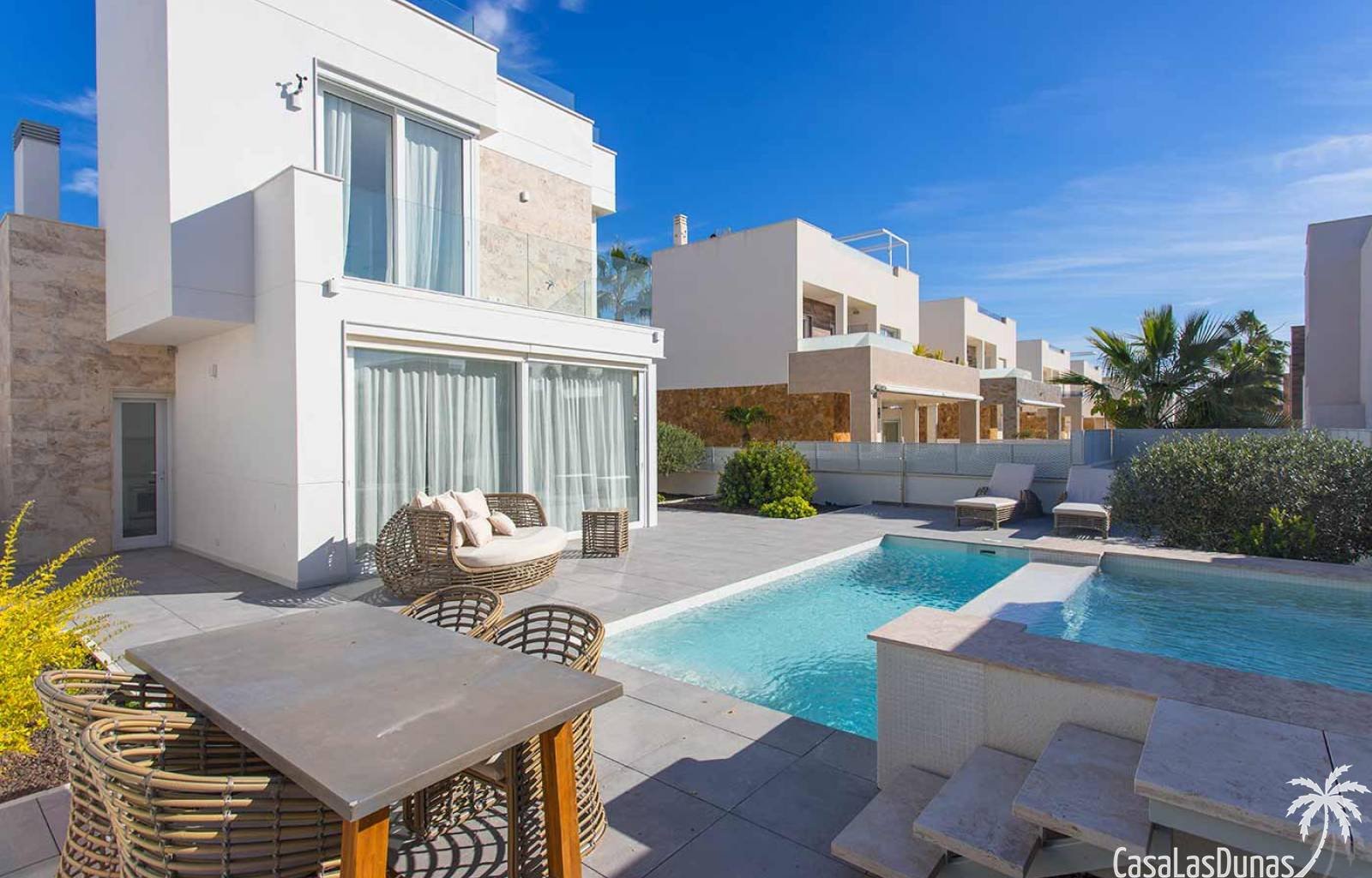 Diese wunderschönen neuen Villen liegen nur 500 Meter vom Strand entfernt. Bei diesem Projekt werden 3 Villen auf 289 m² Grundstück gebaut. Die drei