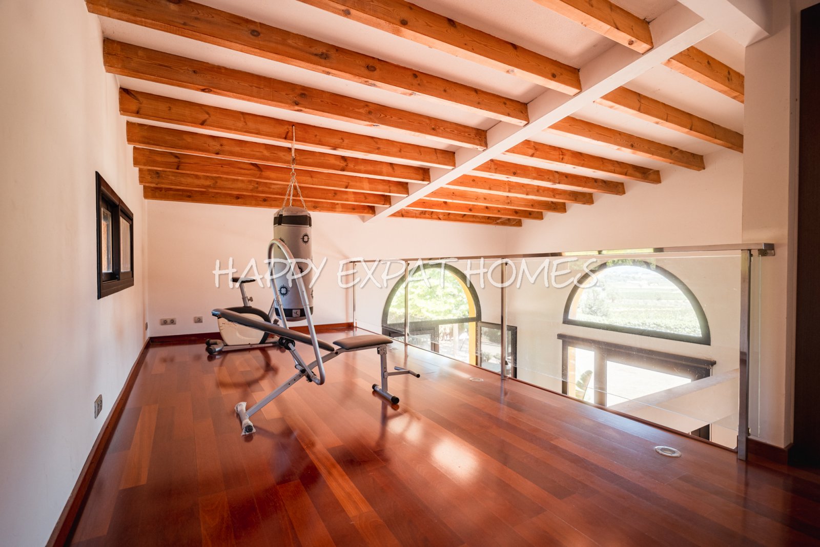 Dieses absolut atemberaubende, modernisierte Landhaus ist in natürliches Licht getaucht und verfügt über hohe Fenster, einen Salzwasserpool, Pferdestä