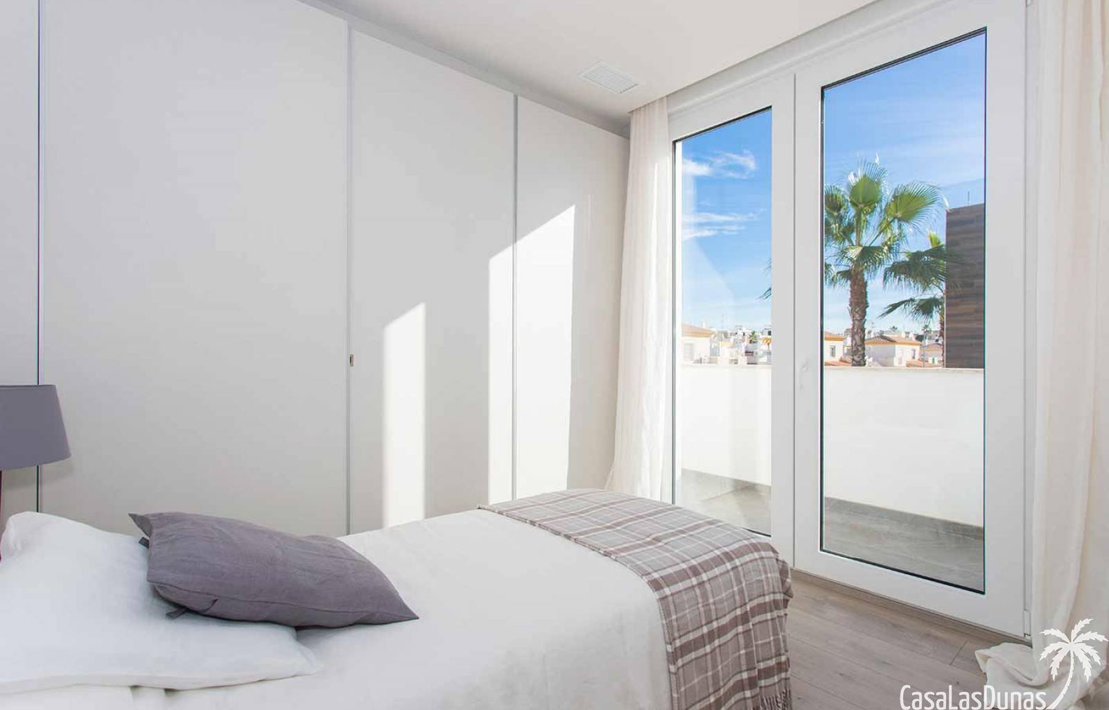 Diese wunderschönen neuen Villen liegen nur 500 Meter vom Strand entfernt. Bei diesem Projekt werden 3 Villen auf 289 m² Grundstück gebaut. Die drei