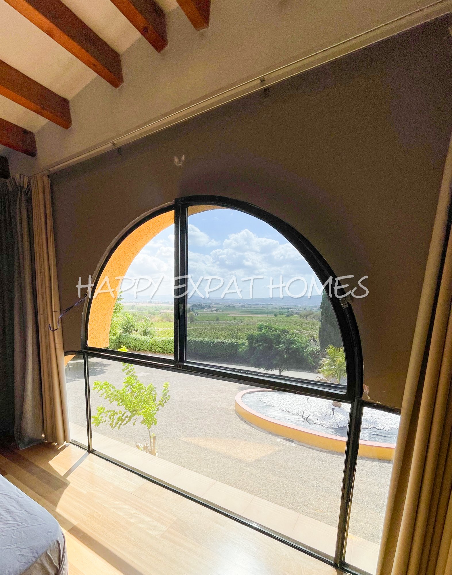 Dieses absolut atemberaubende, modernisierte Landhaus ist in natürliches Licht getaucht und verfügt über hohe Fenster, einen Salzwasserpool, Pferdestä