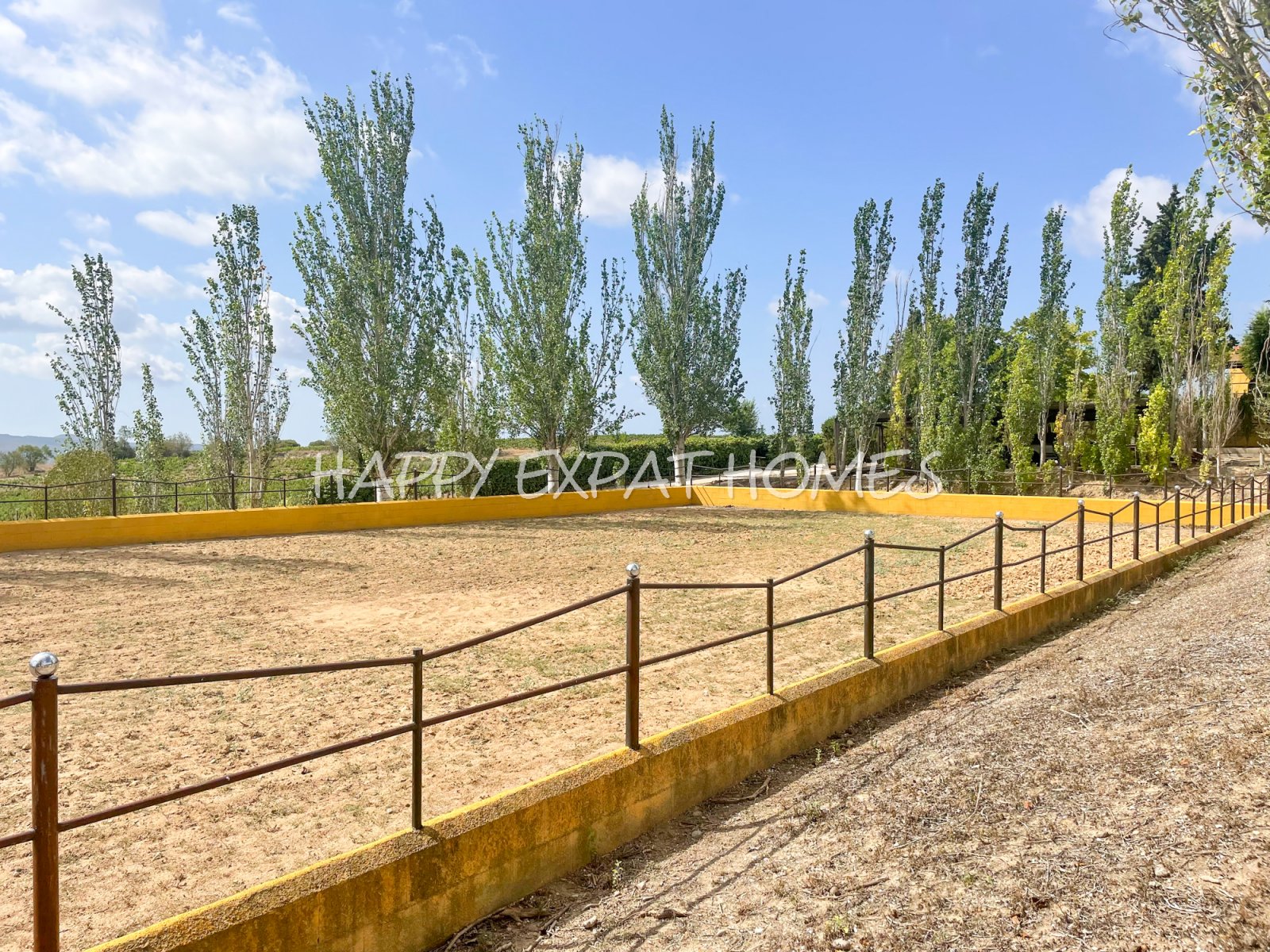 Dieses absolut atemberaubende, modernisierte Landhaus ist in natürliches Licht getaucht und verfügt über hohe Fenster, einen Salzwasserpool, Pferdestä