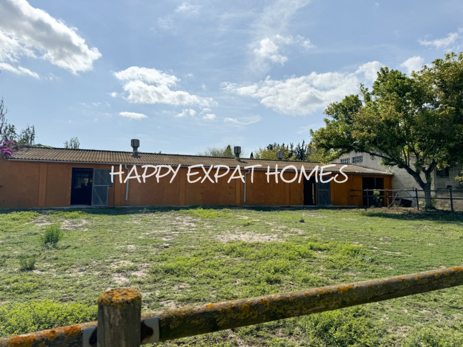 Dieses absolut atemberaubende, modernisierte Landhaus ist in natürliches Licht getaucht und verfügt über hohe Fenster, einen Salzwasserpool, Pferdestä