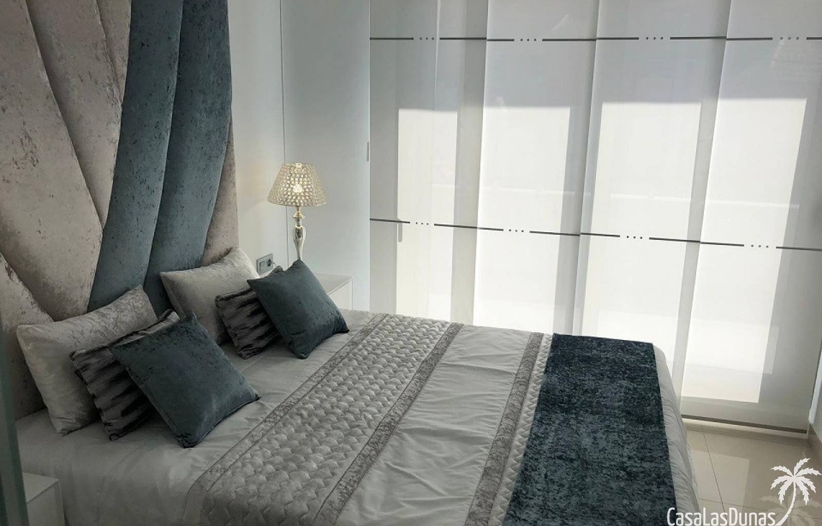 Freistehende Luxusvilla im modernen und minimalistischen Stil in einer Residenz in San Miguel de Salinas mit privaten Parkplätzen. Hochwertige Aussta