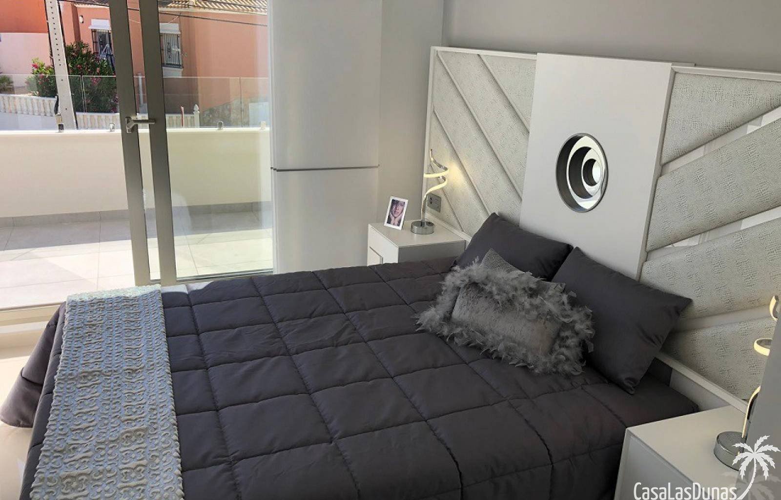 Freistehende Luxusvilla im modernen und minimalistischen Stil in einer Residenz in San Miguel de Salinas mit privaten Parkplätzen. Hochwertige Aussta