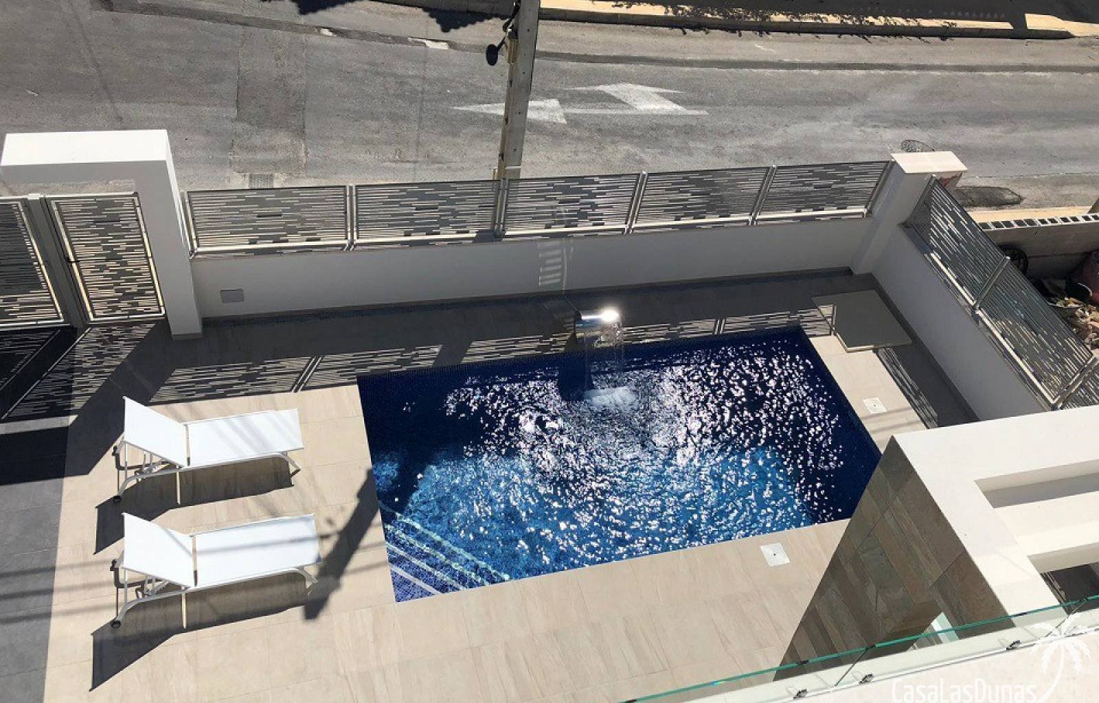 Freistehende Luxusvilla im modernen und minimalistischen Stil in einer Residenz in San Miguel de Salinas mit privaten Parkplätzen. Hochwertige Aussta