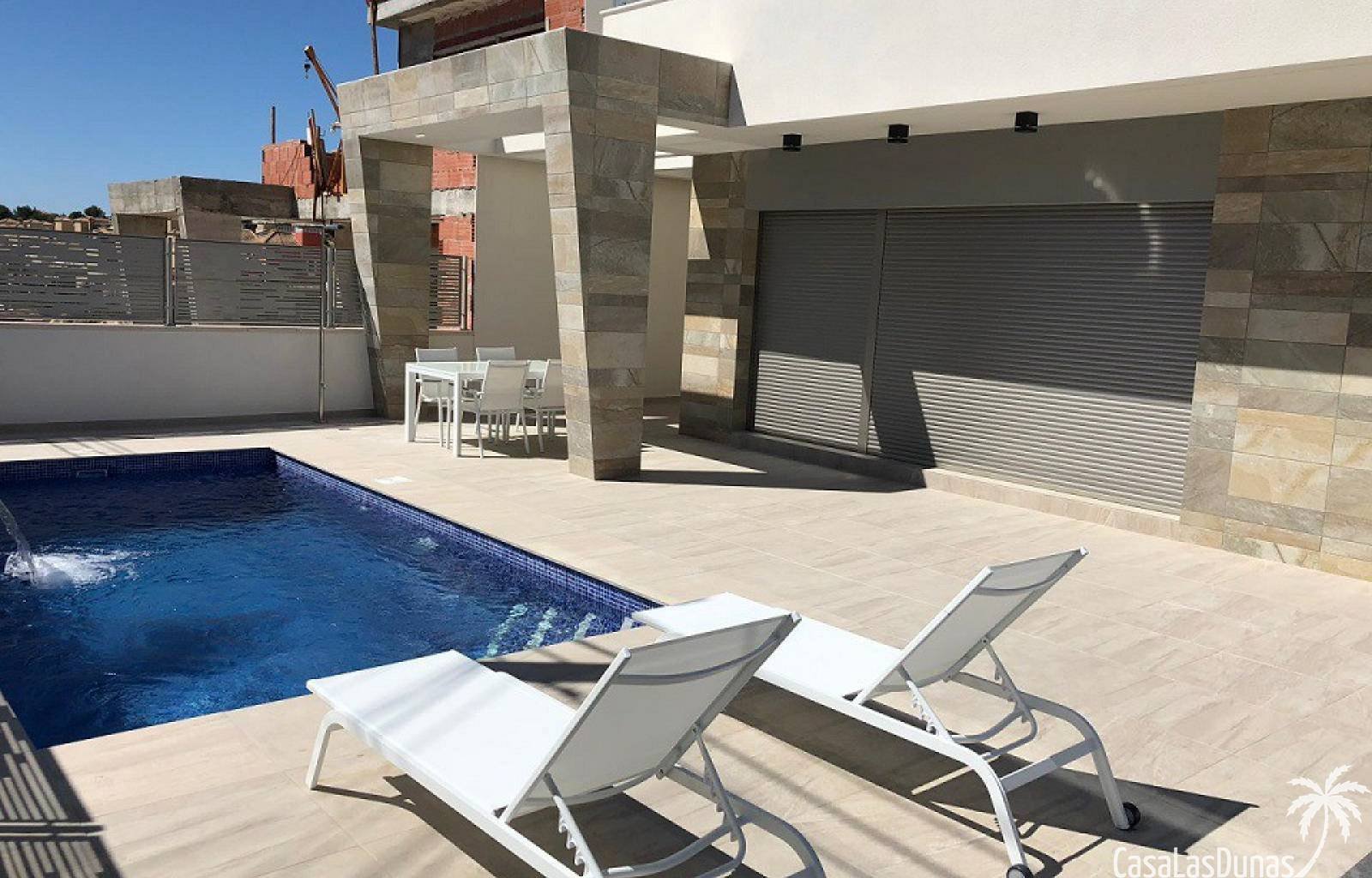 Freistehende Luxusvilla im modernen und minimalistischen Stil in einer Residenz in San Miguel de Salinas mit privaten Parkplätzen. Hochwertige Aussta