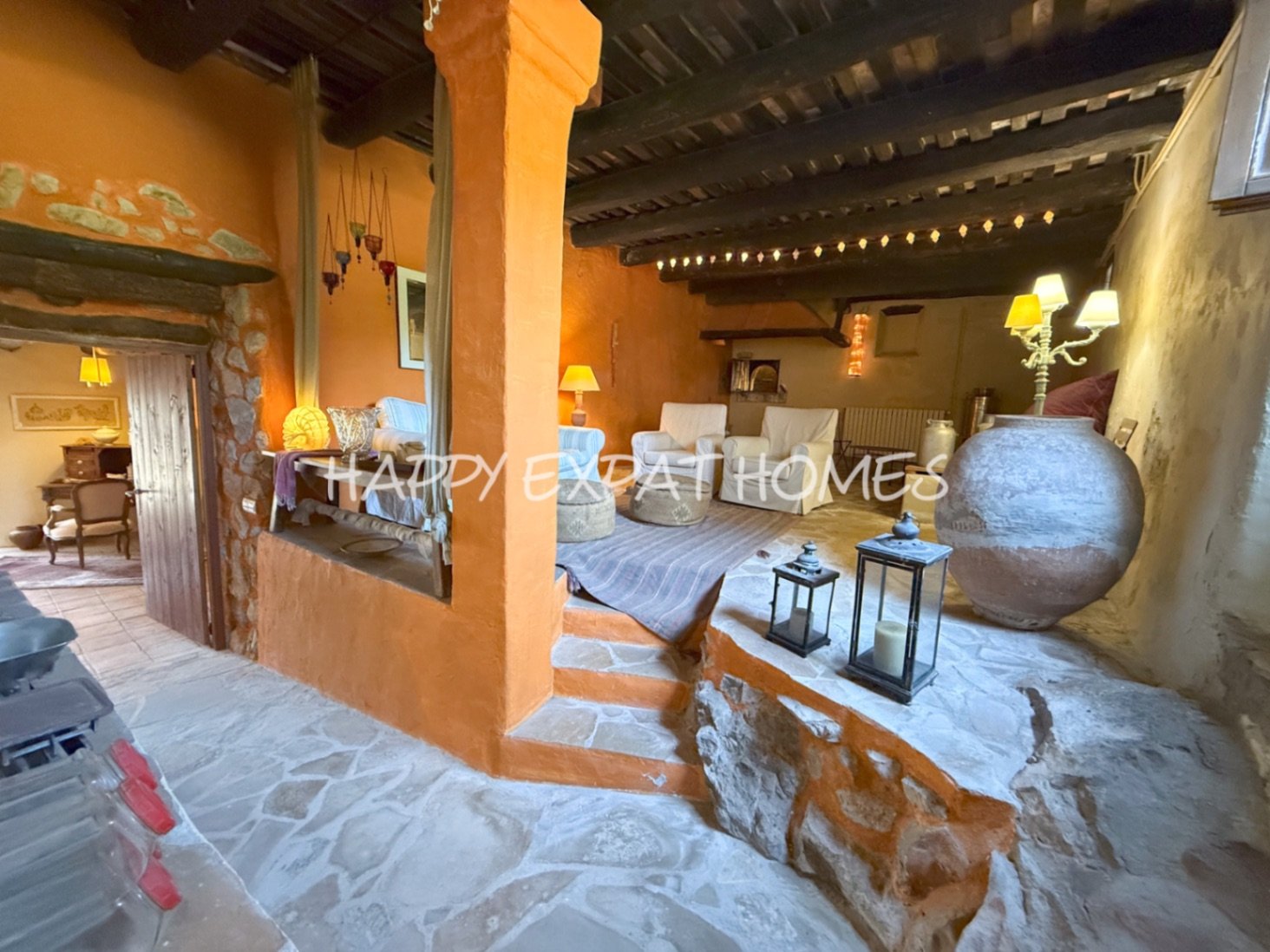 Umgeben von der rauen, offenen Schönheit des Naturparks Garraf bietet diese Masia aus dem 17. Jahrhundert die seltene Gelegenheit, ein vollständig res