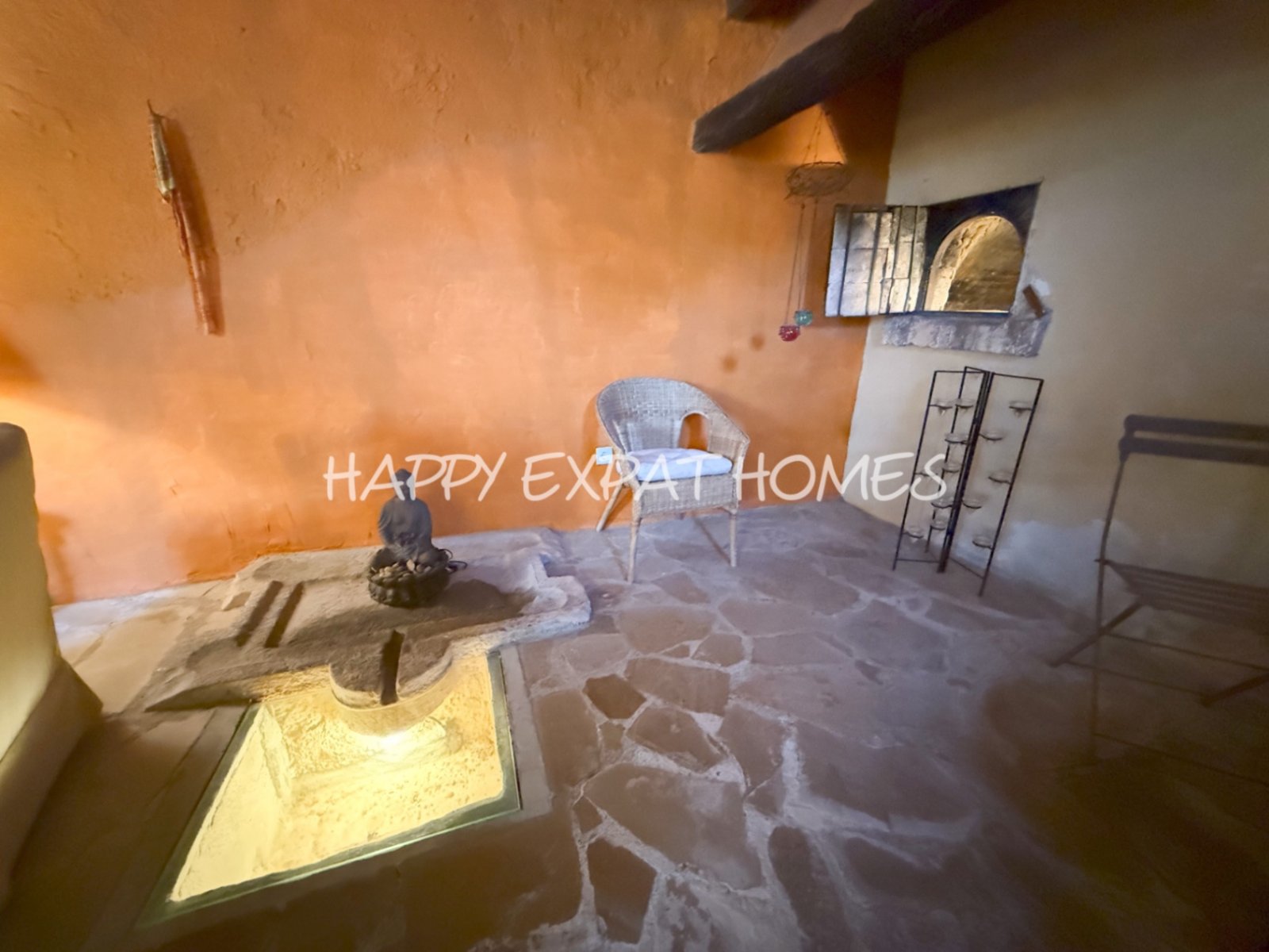 Umgeben von der rauen, offenen Schönheit des Naturparks Garraf bietet diese Masia aus dem 17. Jahrhundert die seltene Gelegenheit, ein vollständig res