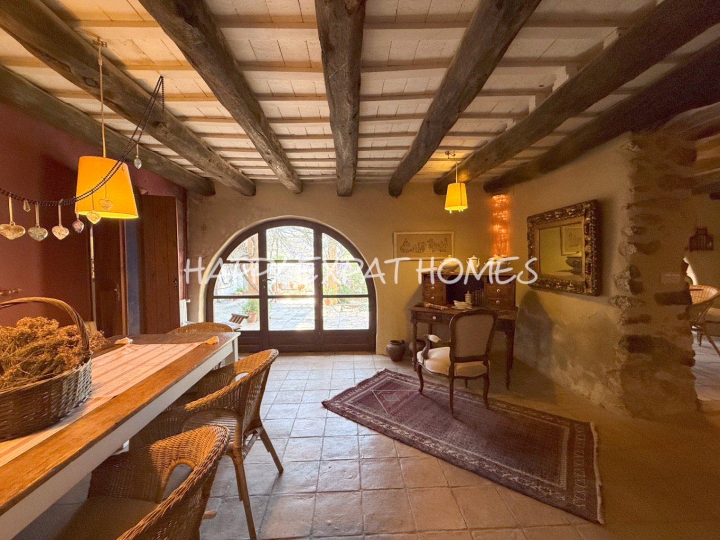 Umgeben von der rauen, offenen Schönheit des Naturparks Garraf bietet diese Masia aus dem 17. Jahrhundert die seltene Gelegenheit, ein vollständig res