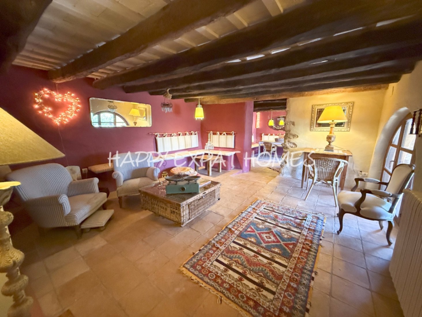 Umgeben von der rauen, offenen Schönheit des Naturparks Garraf bietet diese Masia aus dem 17. Jahrhundert die seltene Gelegenheit, ein vollständig res