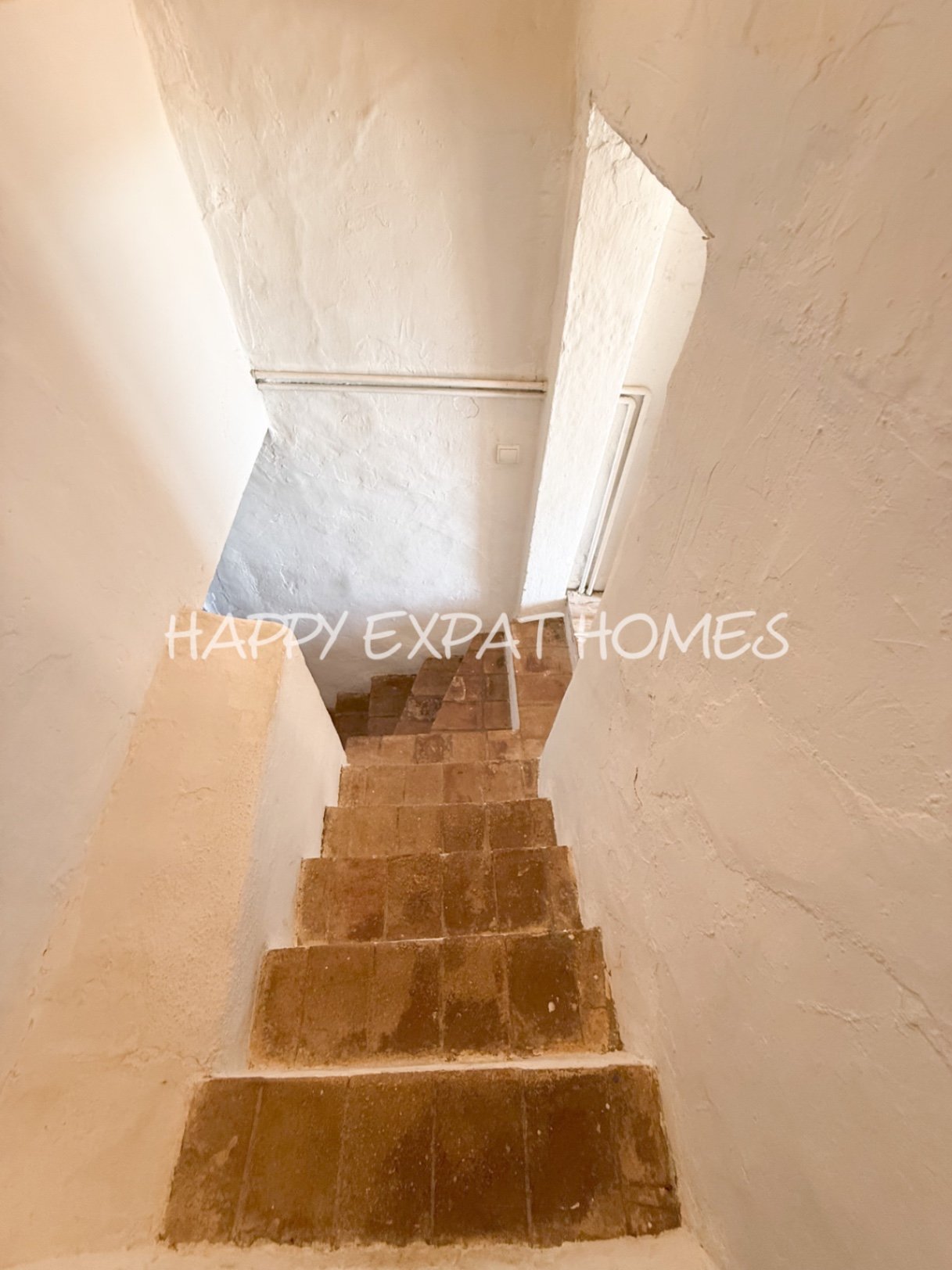 Umgeben von der rauen, offenen Schönheit des Naturparks Garraf bietet diese Masia aus dem 17. Jahrhundert die seltene Gelegenheit, ein vollständig res