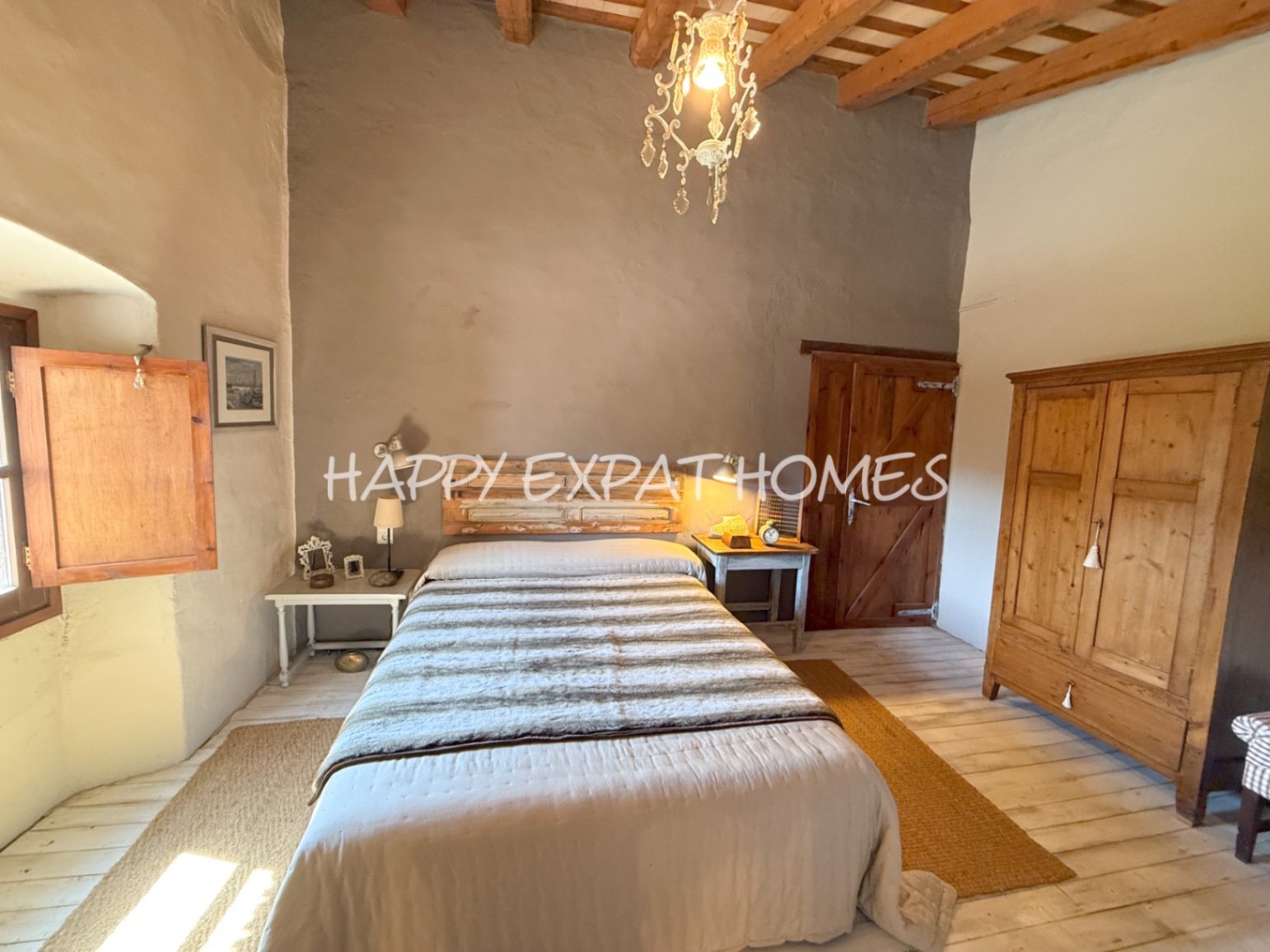 Umgeben von der rauen, offenen Schönheit des Naturparks Garraf bietet diese Masia aus dem 17. Jahrhundert die seltene Gelegenheit, ein vollständig res