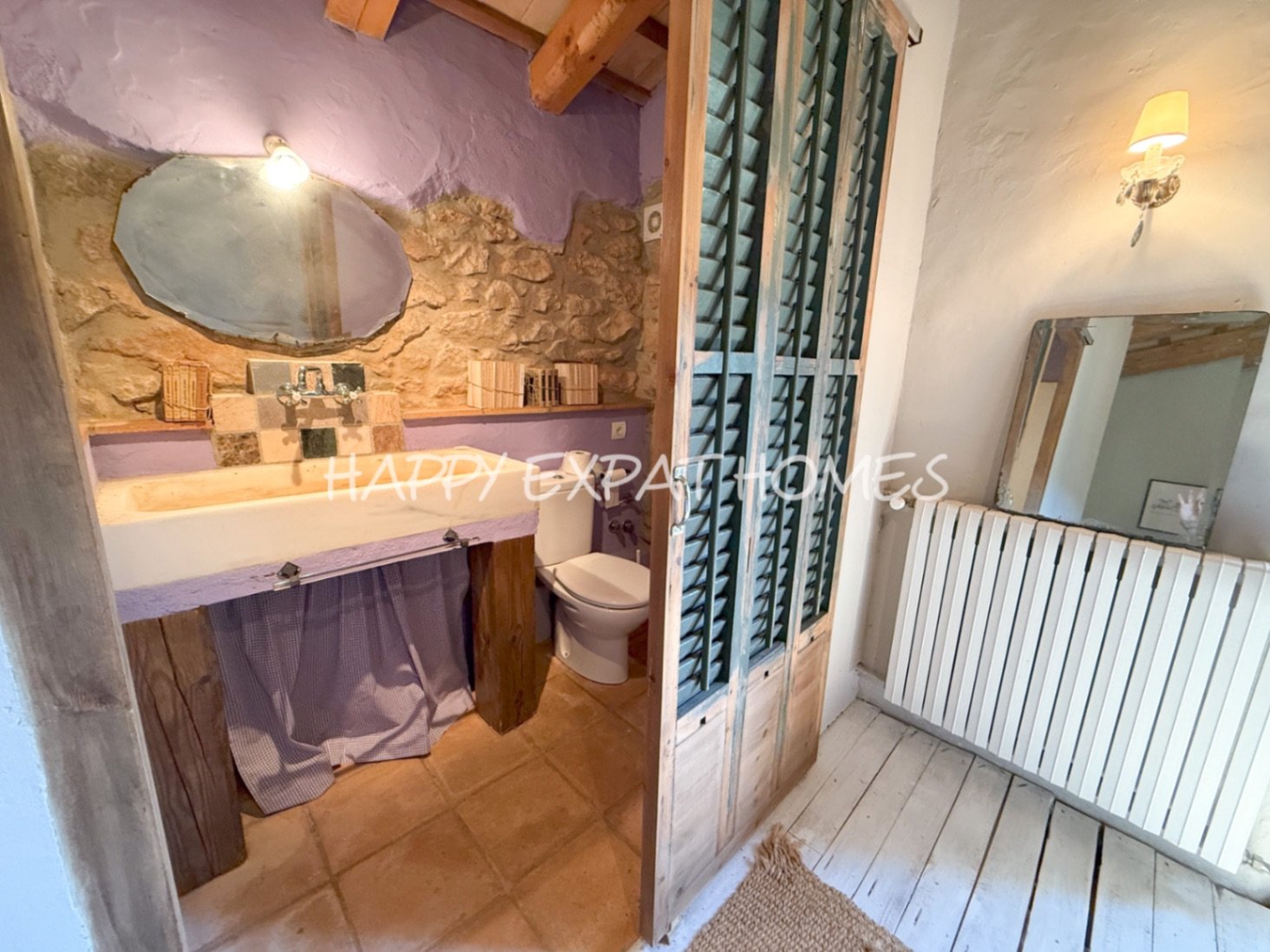 Umgeben von der rauen, offenen Schönheit des Naturparks Garraf bietet diese Masia aus dem 17. Jahrhundert die seltene Gelegenheit, ein vollständig res