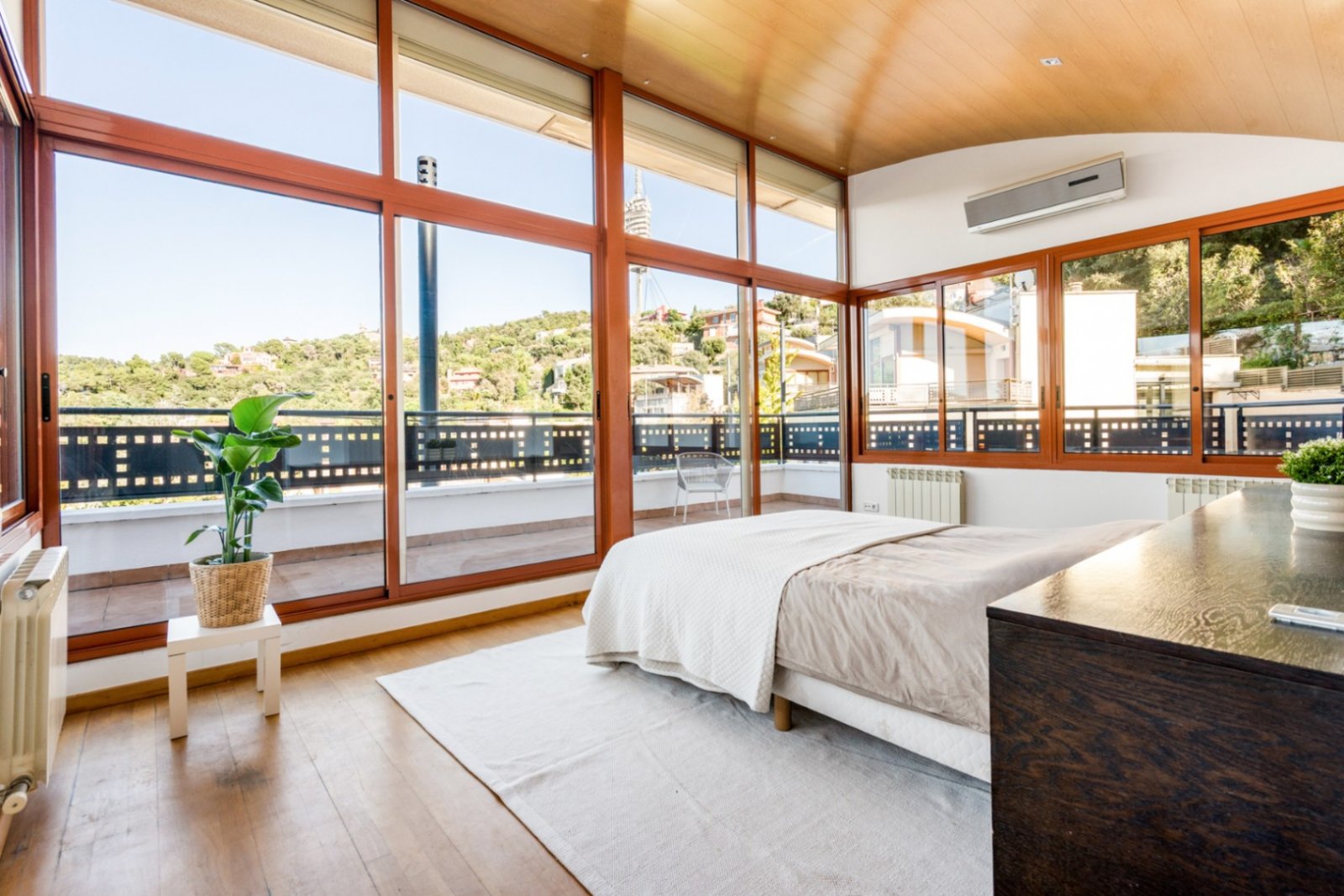 Villa Heidi ist eine charmante und moderne Residenz, die sich in Vallvidrera, einem der grünsten und ruhigsten Viertel Barcelonas, befindet. Vallvidre