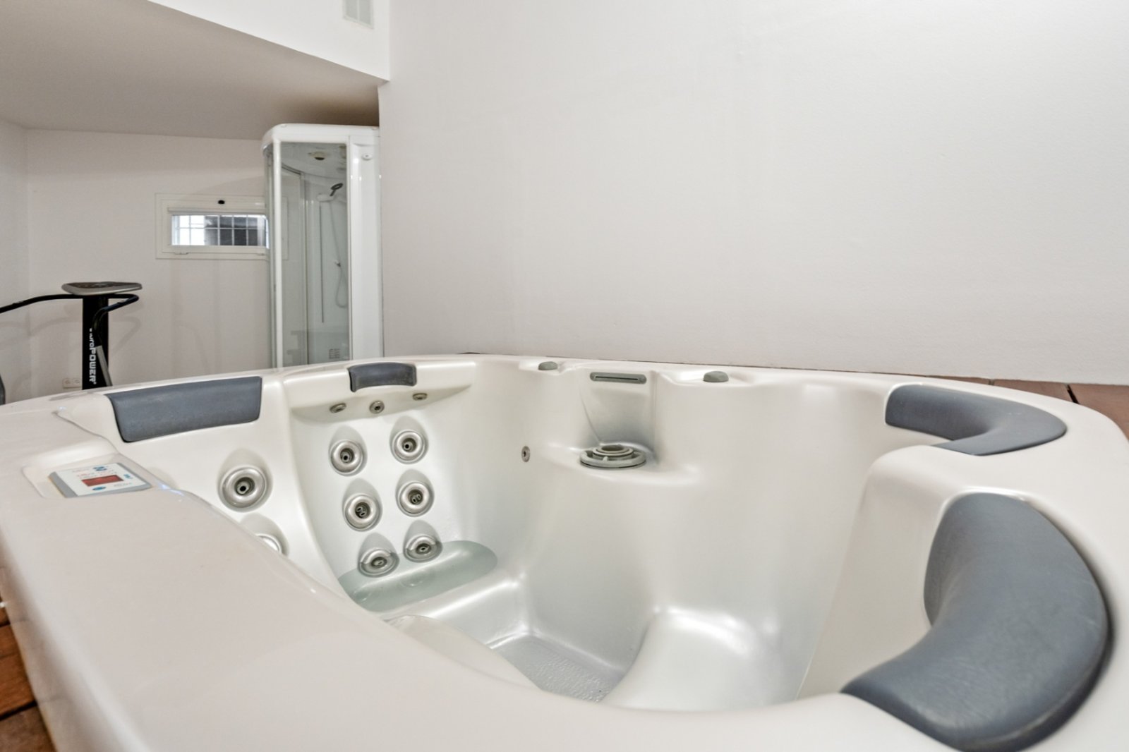 Villa Heidi ist eine charmante und moderne Residenz, die sich in Vallvidrera, einem der grünsten und ruhigsten Viertel Barcelonas, befindet. Vallvidre