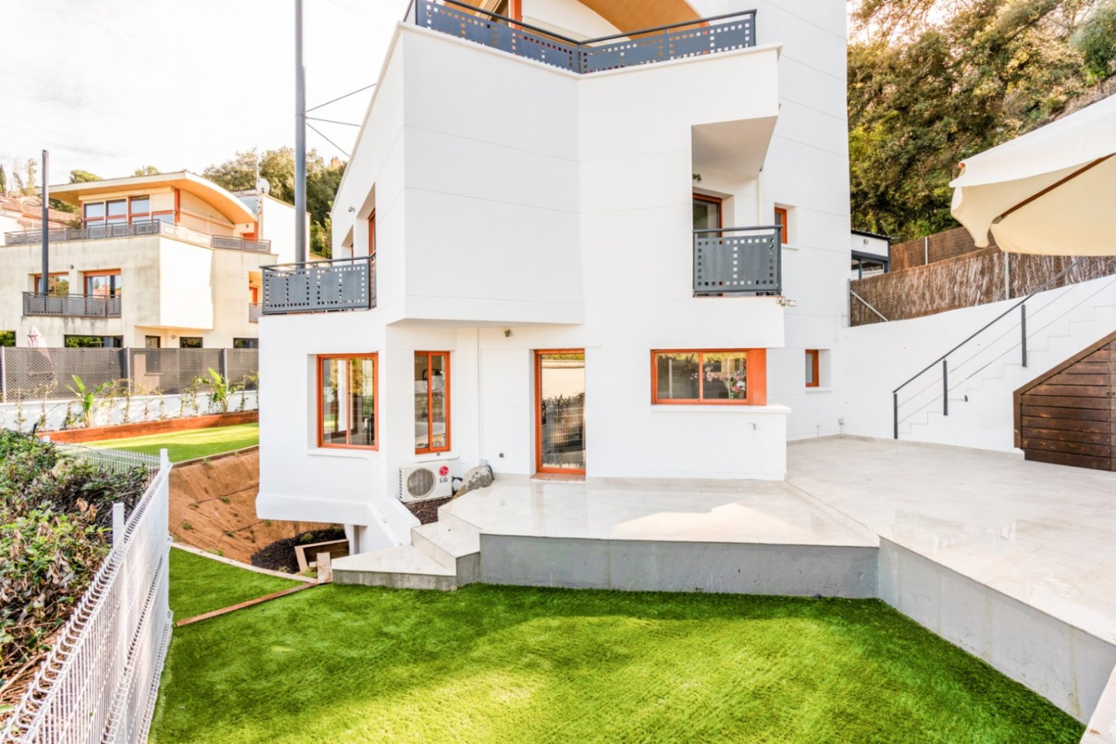 Villa Heidi ist eine charmante und moderne Residenz, die sich in Vallvidrera, einem der grünsten und ruhigsten Viertel Barcelonas, befindet. Vallvidre