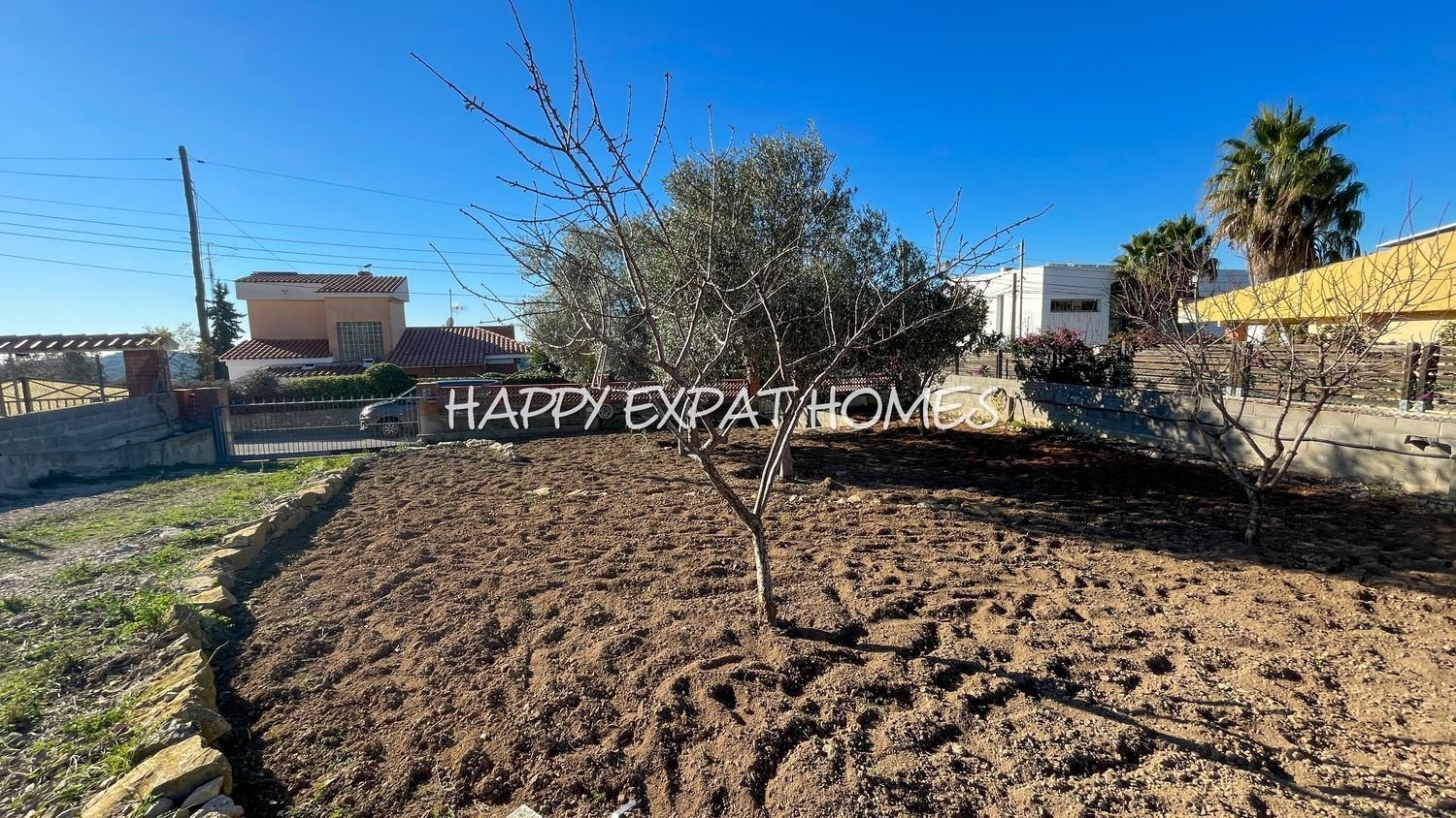 Schönes Grundstück von 756m2 mit herrlichem Blick auf die Berge, völlig flach, das durch seine Ausrichtung den ganzen Tag Sonne und Licht hat. 
Ein