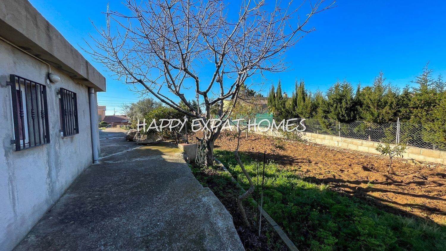Schönes Grundstück von 756m2 mit herrlichem Blick auf die Berge, völlig flach, das durch seine Ausrichtung den ganzen Tag Sonne und Licht hat. 
Ein