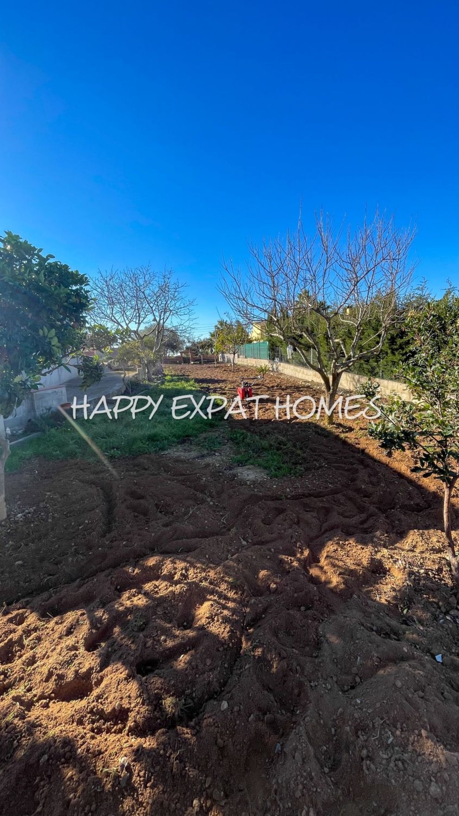 Schönes Grundstück von 756m2 mit herrlichem Blick auf die Berge, völlig flach, das durch seine Ausrichtung den ganzen Tag Sonne und Licht hat. 
Ein