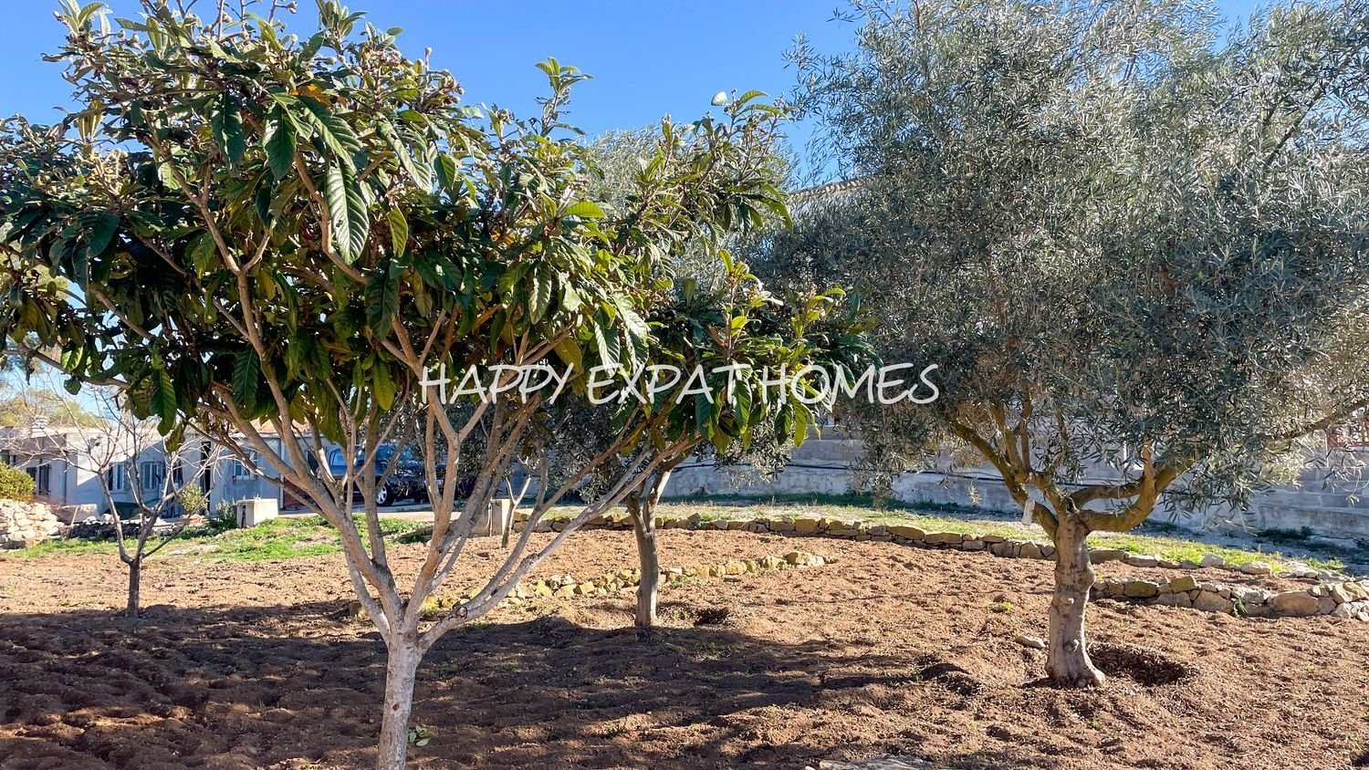 Schönes Grundstück von 756m2 mit herrlichem Blick auf die Berge, völlig flach, das durch seine Ausrichtung den ganzen Tag Sonne und Licht hat. 
Ein