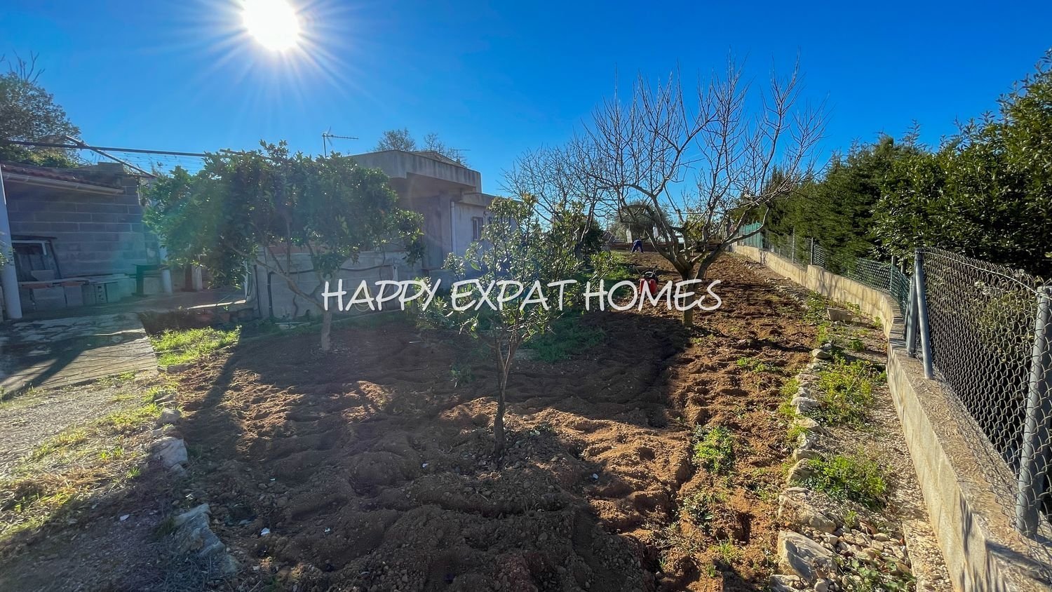 Schönes Grundstück von 756m2 mit herrlichem Blick auf die Berge, völlig flach, das durch seine Ausrichtung den ganzen Tag Sonne und Licht hat. 
Ein