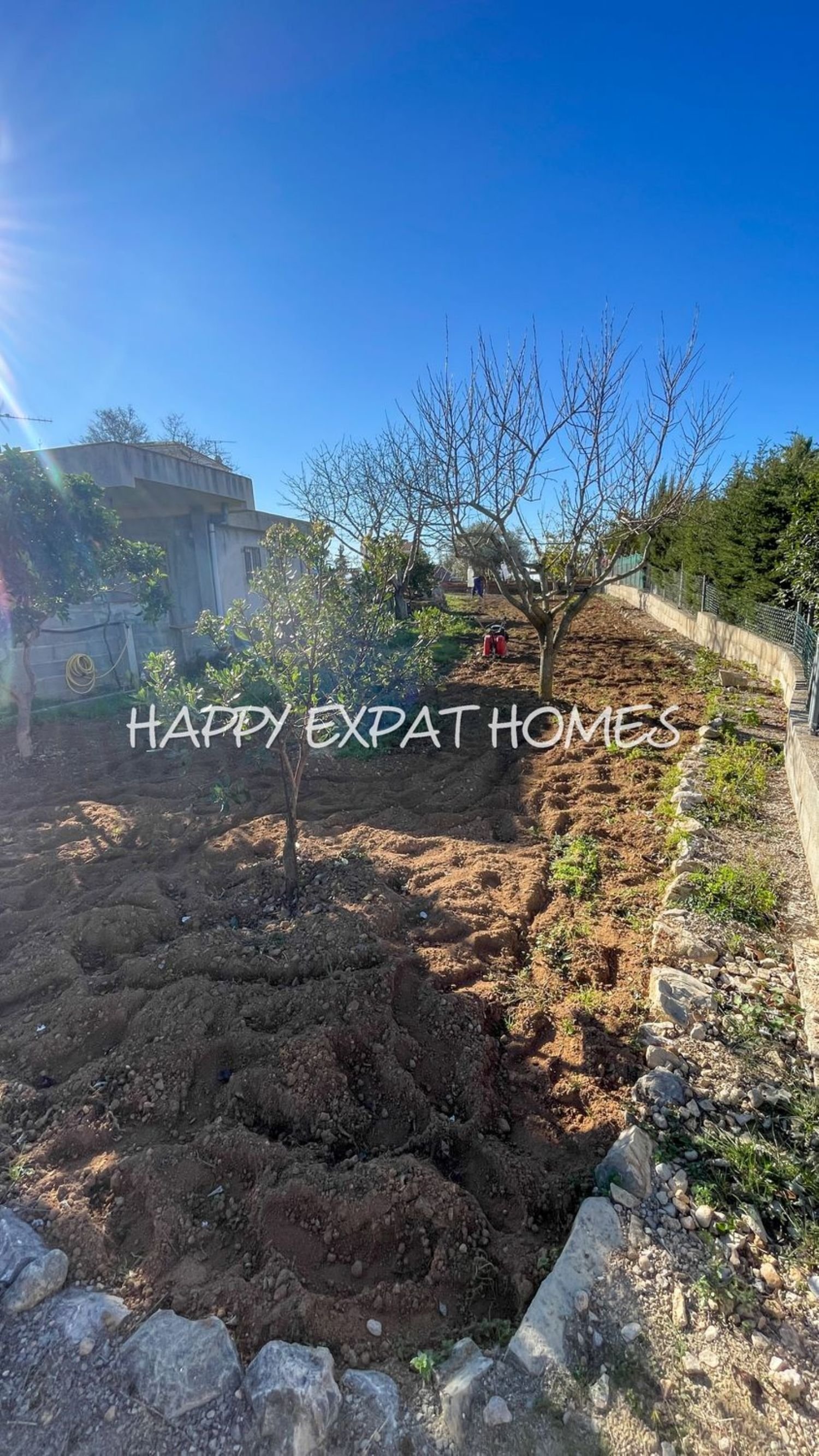 Schönes Grundstück von 756m2 mit herrlichem Blick auf die Berge, völlig flach, das durch seine Ausrichtung den ganzen Tag Sonne und Licht hat. 
Ein