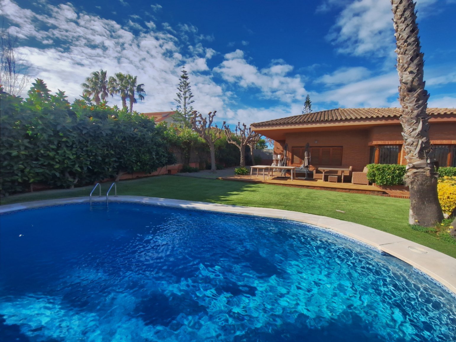 Vilanova i la Geltrú: Klassische Villa mit vier Schlafzimmern, fünf Minuten vom Strand entfernt. Der Salon, die Küche, das Bett und die Badezimmer befinden sich alle auf de  Vilanova i la Geltrú: Klassische Villa mit vier Schlafzimmern, fünf Minuten vom Strand entfernt. Der Salon, die Küche, das Bett und die Badezimmer befinden sich alle auf de