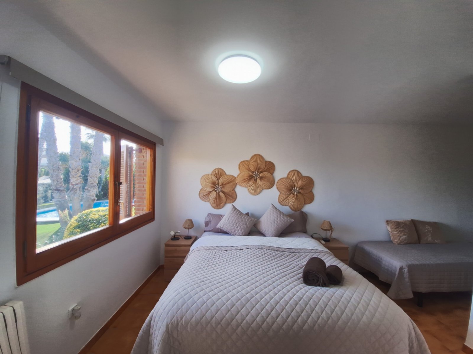 Klassische Villa mit vier Schlafzimmern, fünf Minuten vom Strand entfernt. Der Salon, die Küche, das Bett und die Badezimmer befinden sich alle auf de