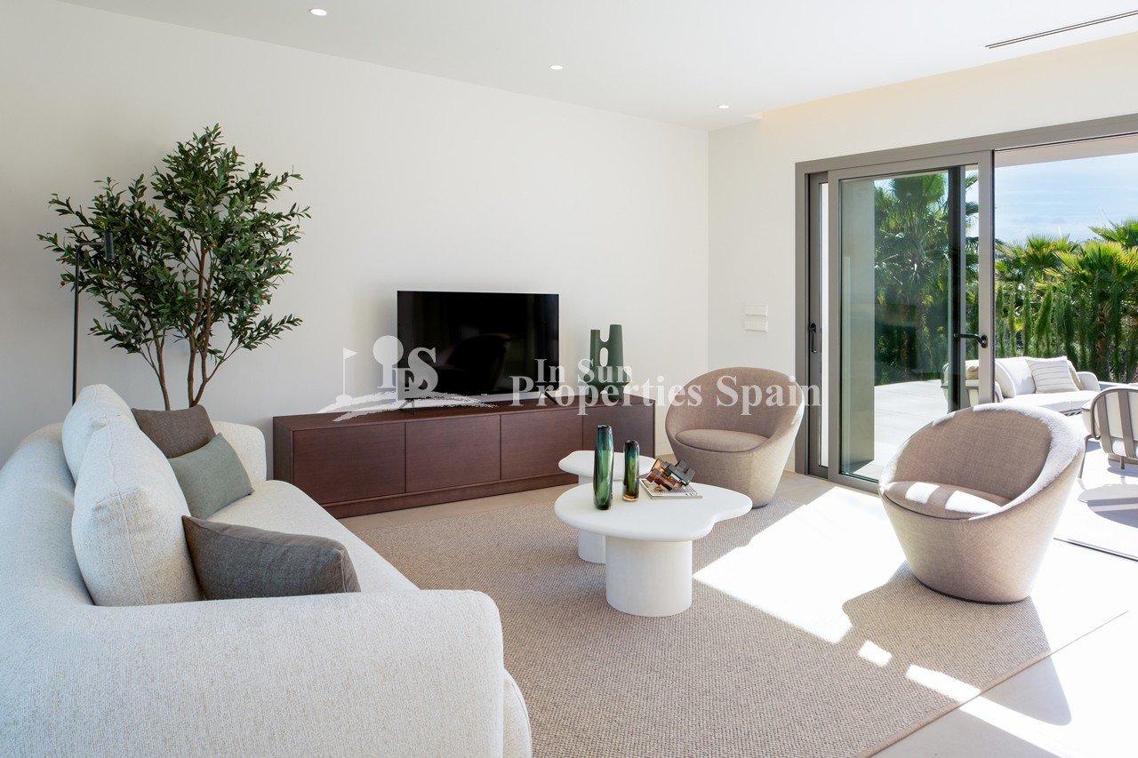 Die außergewöhnliche, 150 m² große, komplett möblierte Luxusvilla „Key Ready” befindet sich auf einem großzügigen 699 m² großen Grundstüc