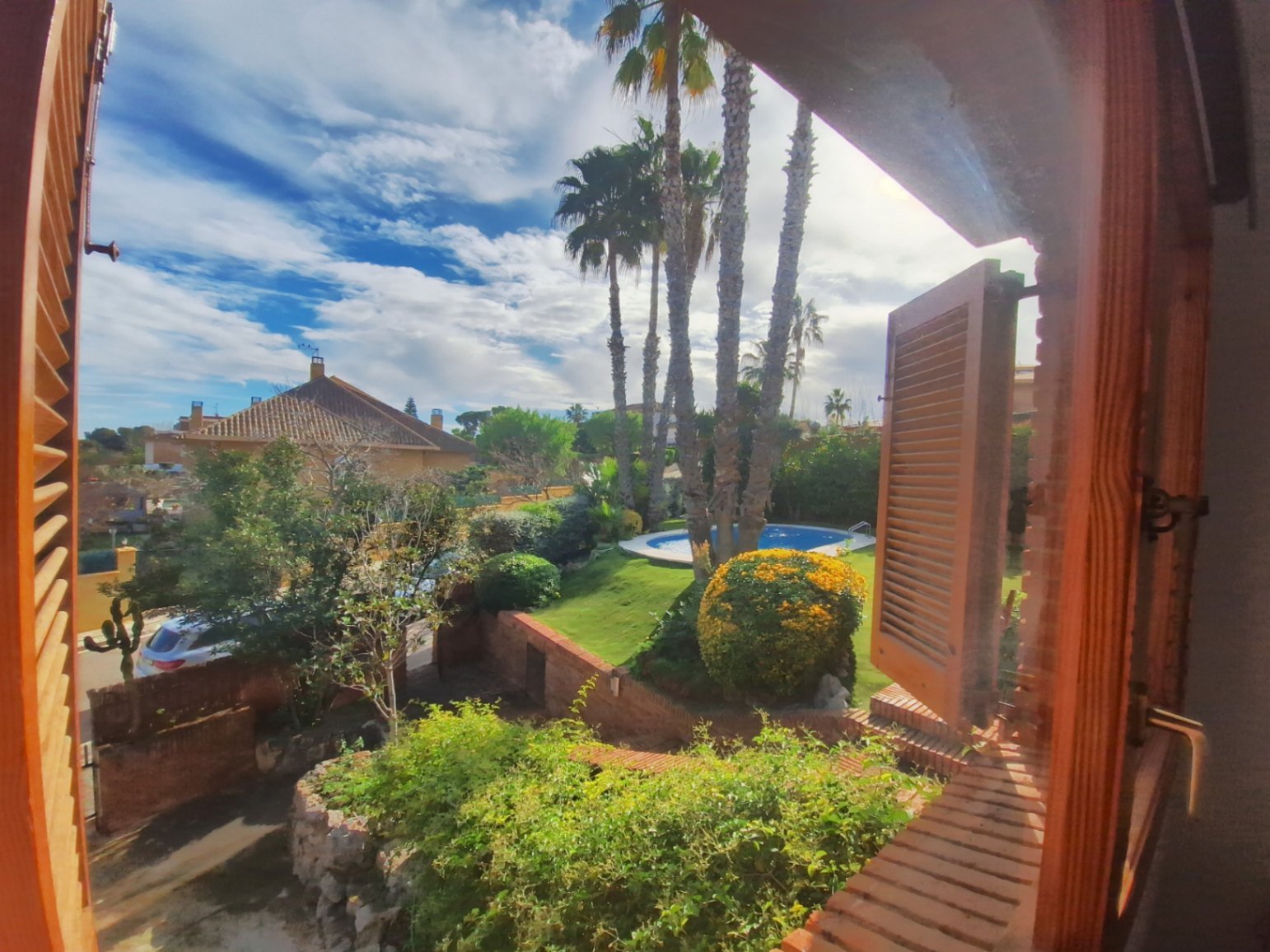 Klassische Villa mit vier Schlafzimmern, fünf Minuten vom Strand entfernt. Der Salon, die Küche, das Bett und die Badezimmer befinden sich alle auf de