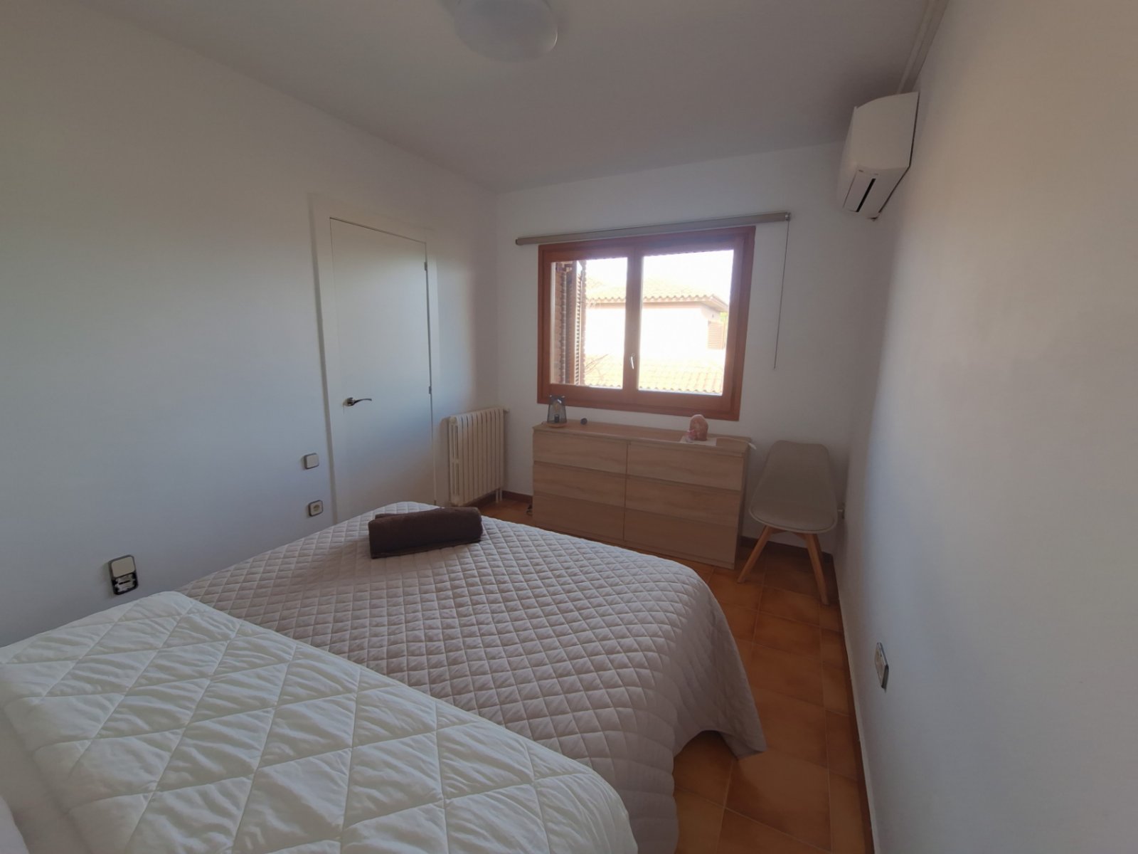 Klassische Villa mit vier Schlafzimmern, fünf Minuten vom Strand entfernt. Der Salon, die Küche, das Bett und die Badezimmer befinden sich alle auf de