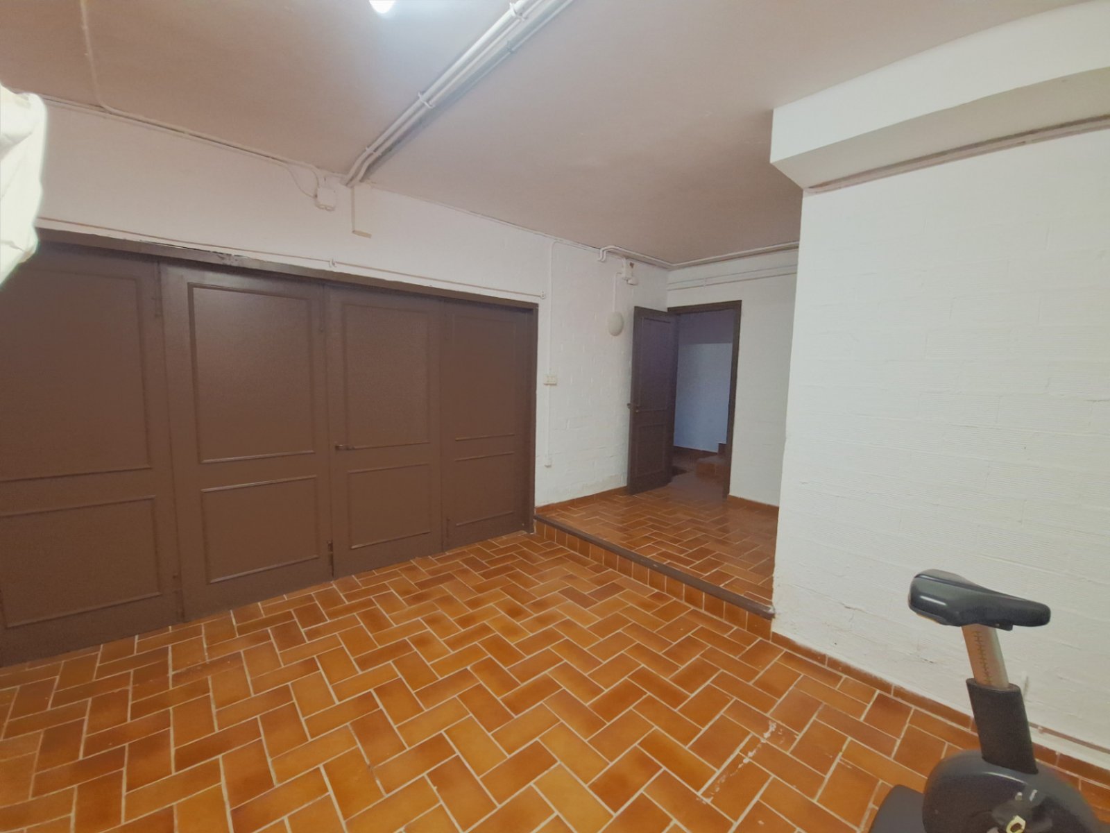 Klassische Villa mit vier Schlafzimmern, fünf Minuten vom Strand entfernt. Der Salon, die Küche, das Bett und die Badezimmer befinden sich alle auf de