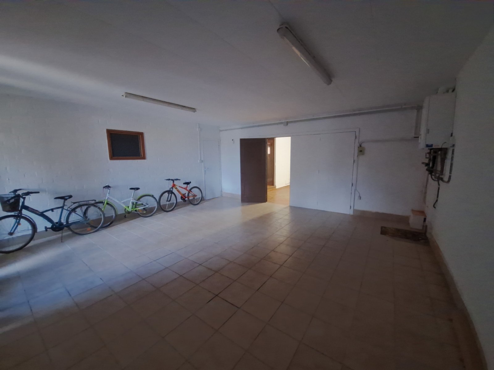 Klassische Villa mit vier Schlafzimmern, fünf Minuten vom Strand entfernt. Der Salon, die Küche, das Bett und die Badezimmer befinden sich alle auf de