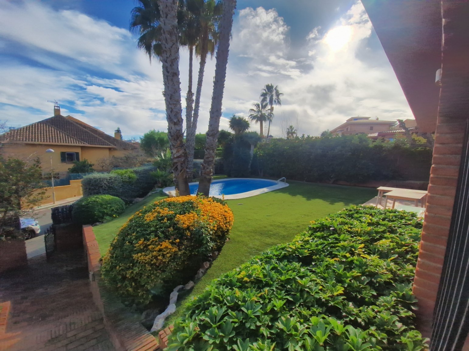 Klassische Villa mit vier Schlafzimmern, fünf Minuten vom Strand entfernt. Der Salon, die Küche, das Bett und die Badezimmer befinden sich alle auf de