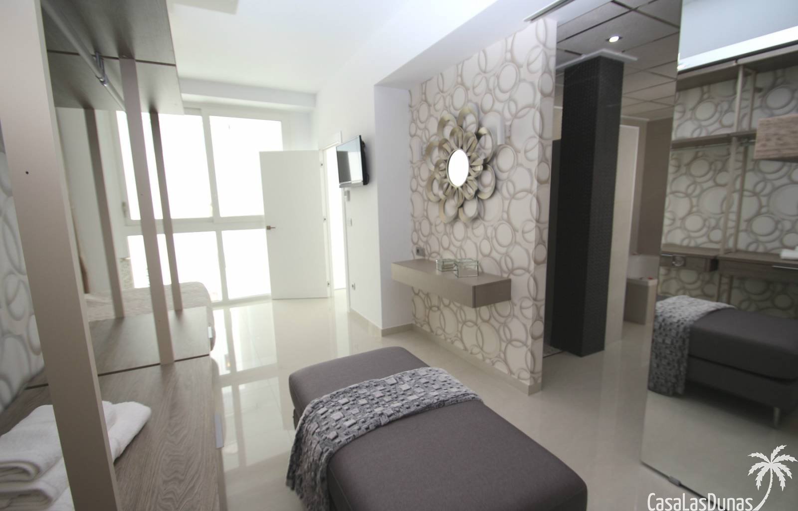 2 wunderschöne Villen mit privatem Pool auf einem Grundstück von nicht weniger als 440 m2. Für einen besonders schönen Effekt verfügt das Haus über e