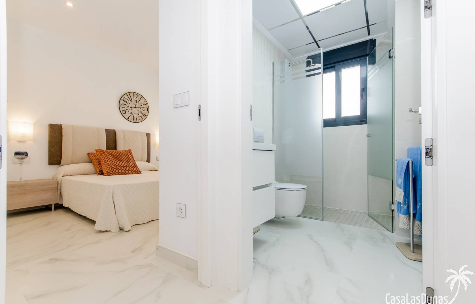 Wirklich eine hervorragende Villa auf einem Grundstück von 440 m2 und mit 153 m2 Nutzfläche! Diese Villa mit 4 Schlafzimmern, 3 Bädern und einer Stan