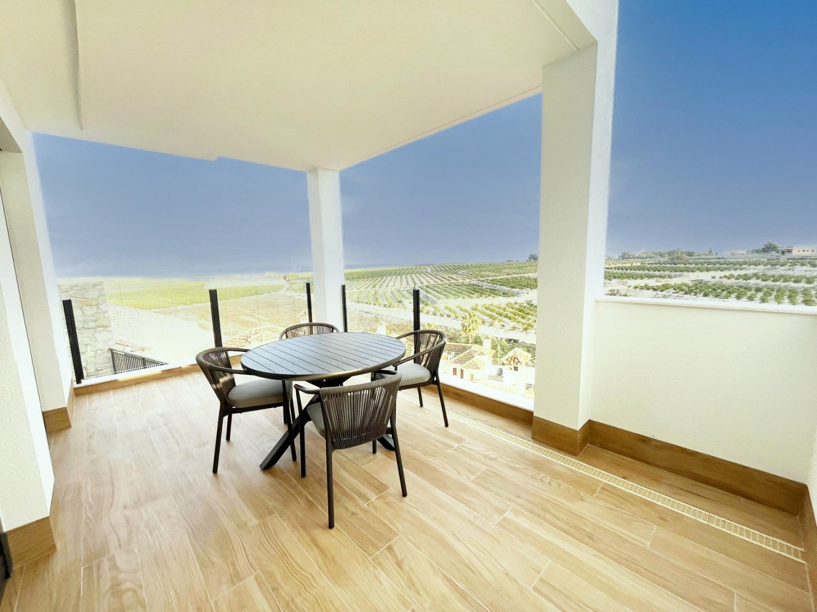 NEU GEBAUTE VILLEN IN LA FINCA GOLF
Neubau von 8 freistehenden Villen und Doppelhaushälften in La Finca Golf, Algorfa. 
Moderne Immobil