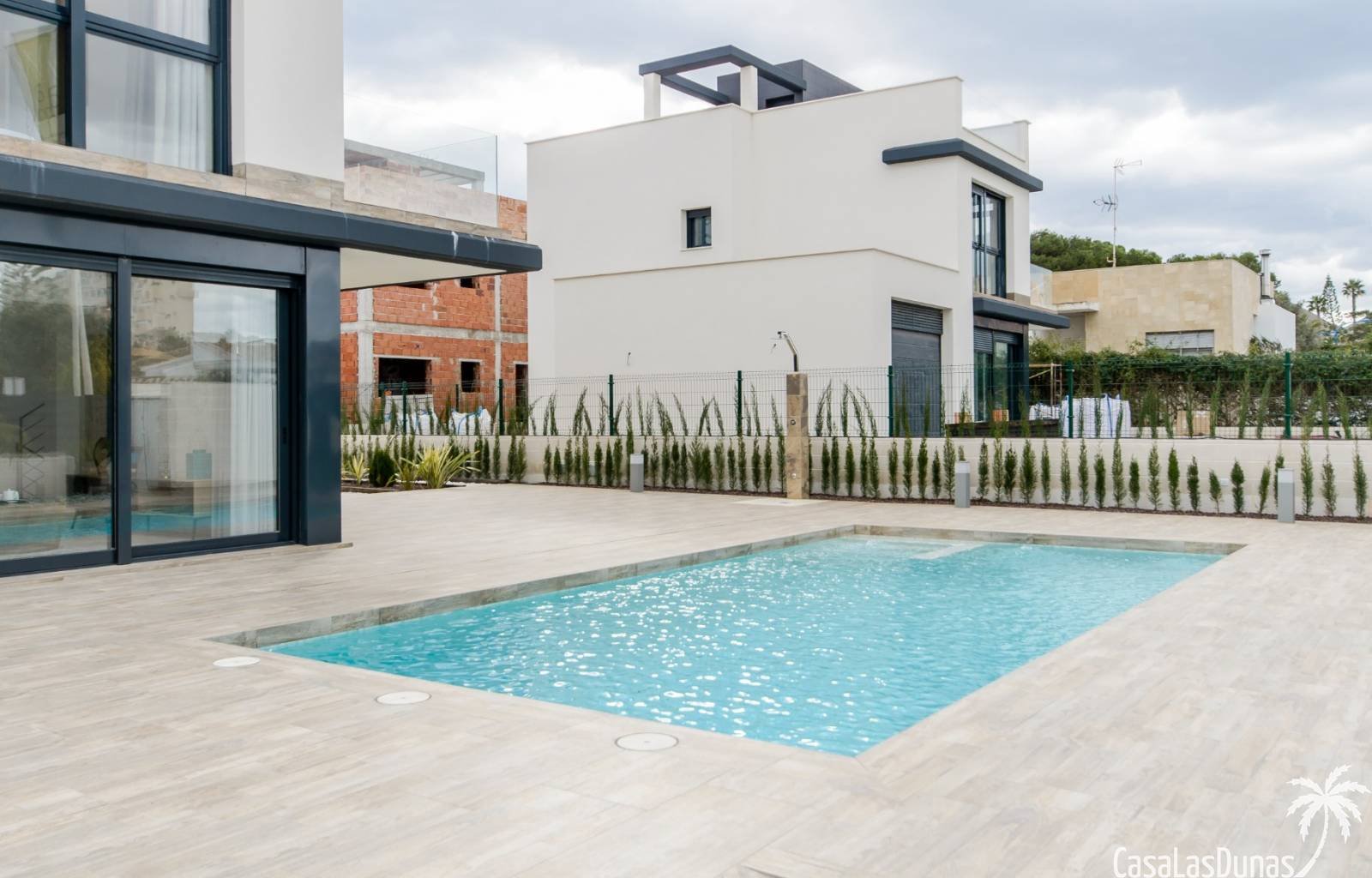 Wirklich eine hervorragende Villa auf einem Grundstück von 440 m2 und mit 153 m2 Nutzfläche! Diese Villa mit 4 Schlafzimmern, 3 Bädern und einer Stan