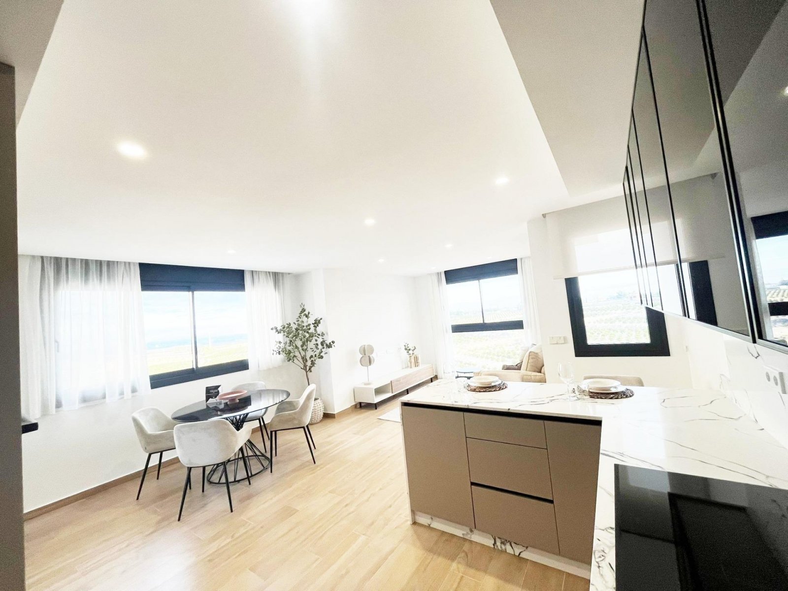 NEU GEBAUTE VILLEN IN LA FINCA GOLF
Neubau von 8 freistehenden Villen und Doppelhaushälften in La Finca Golf, Algorfa. 
Moderne Immobil