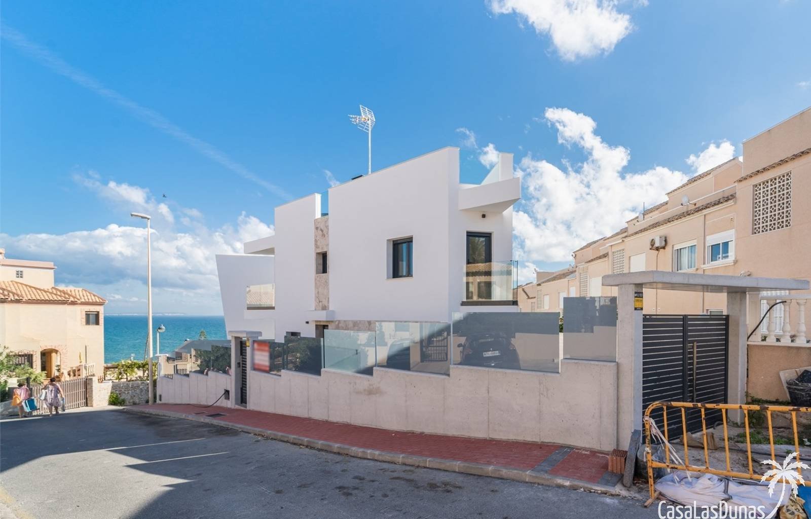 Diese schöne Villa liegt nur 100 Meter vom Sandstrand von La Mata entfernt. Das Haus hat 3 Etagen, auf denen die 3 Schlafzimmer und 4 Badezimmer vert
