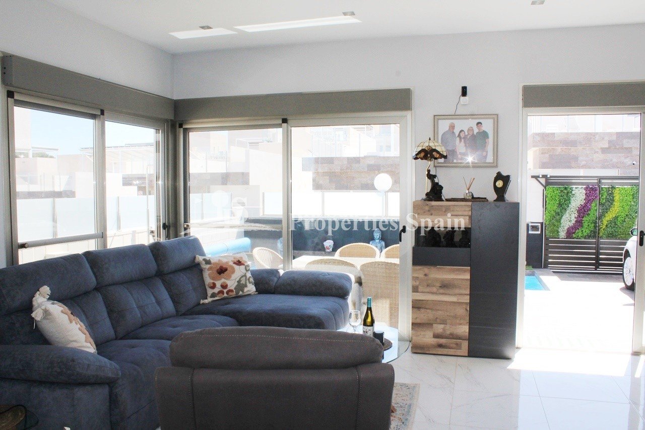 Schönes freistehendes Haus mit Südlage Villa mit 4 Schlafzimmern und 3 en-suite Bädern zu verkaufen. Diese voll ausgestattete Immobilie v